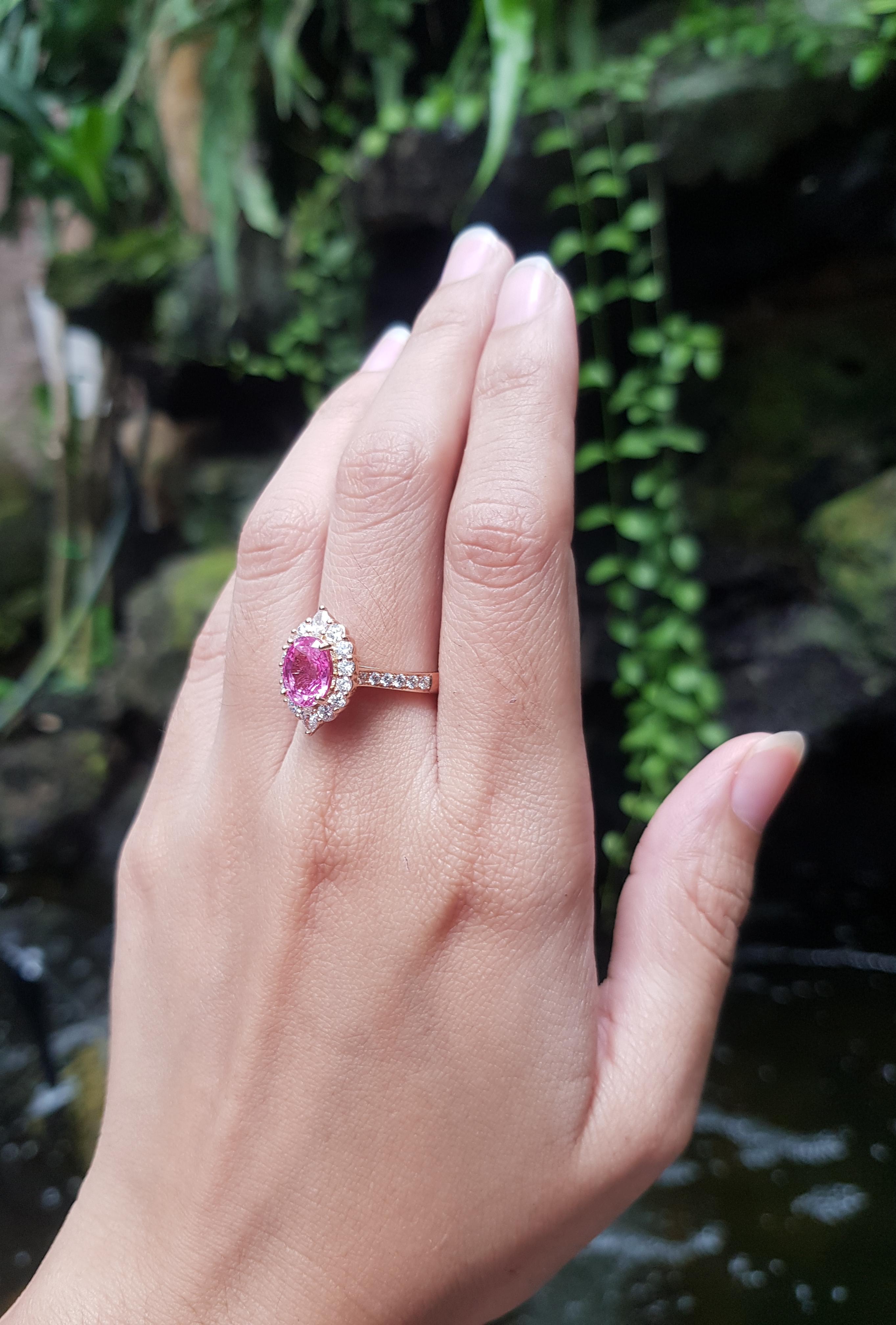 Certified Padparadscha with Diamond Ring Set in 18 Karat Rose Gold Settings In New Condition For Sale In Bangkok, TH