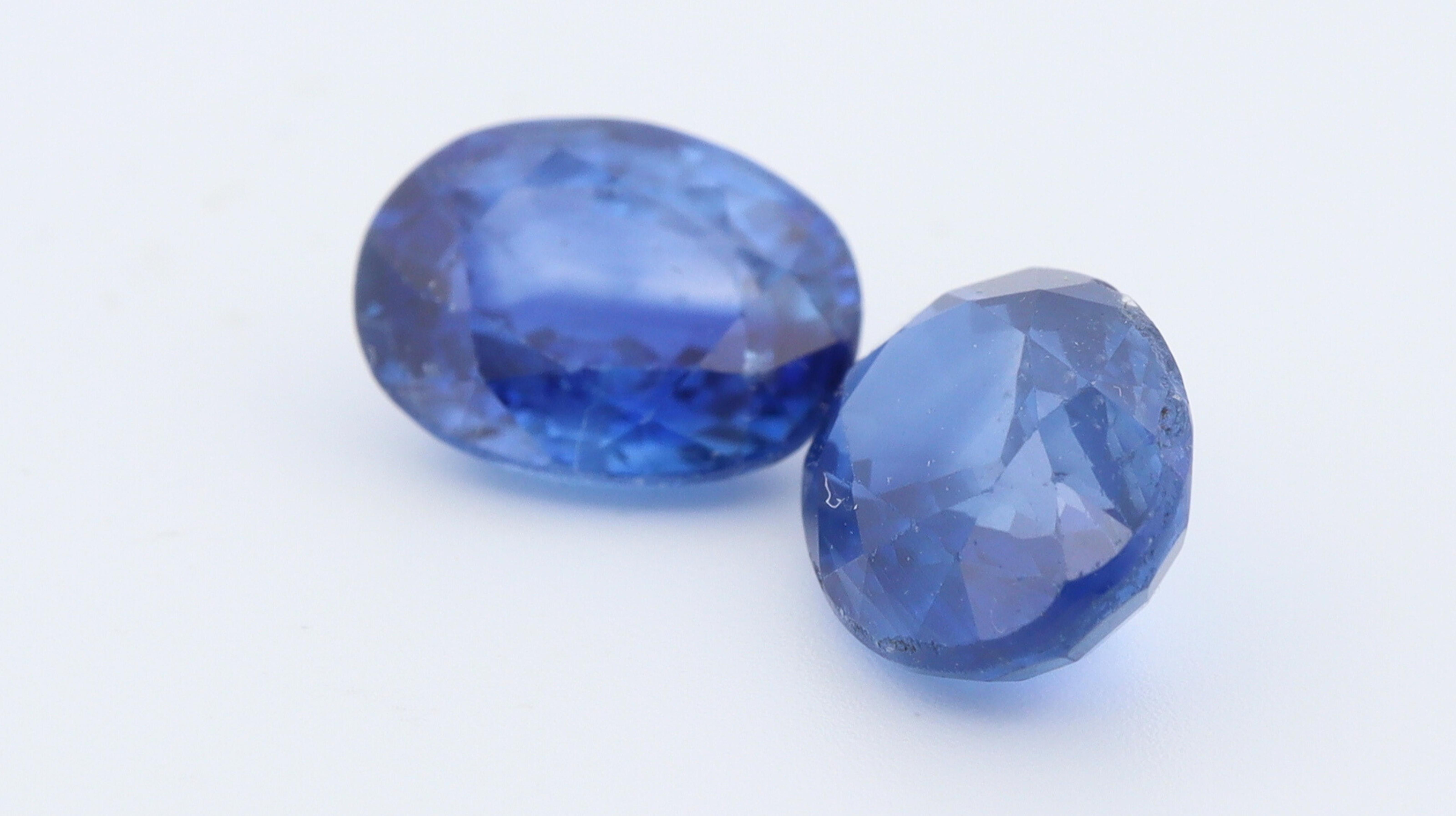 Zertifiziertes Paar ovaler blauer Saphire aus Sri Lanka - 2,82ct (Moderne) im Angebot