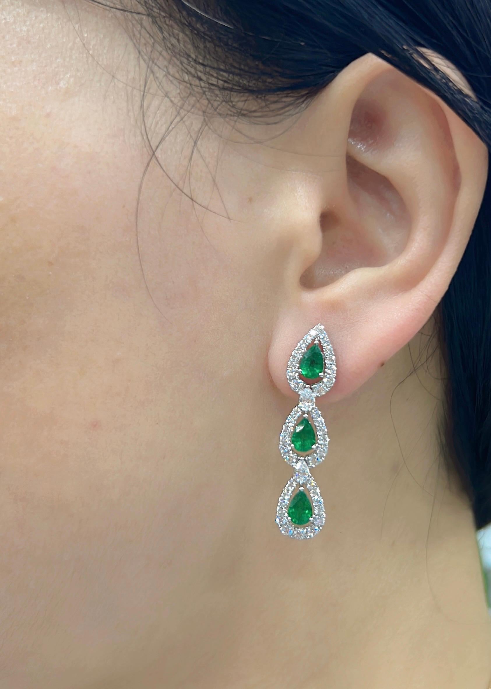Art déco Boucles d'oreilles pendantes en or 18K avec émeraude colombienne certifiée taille poire et diamant blanc en vente