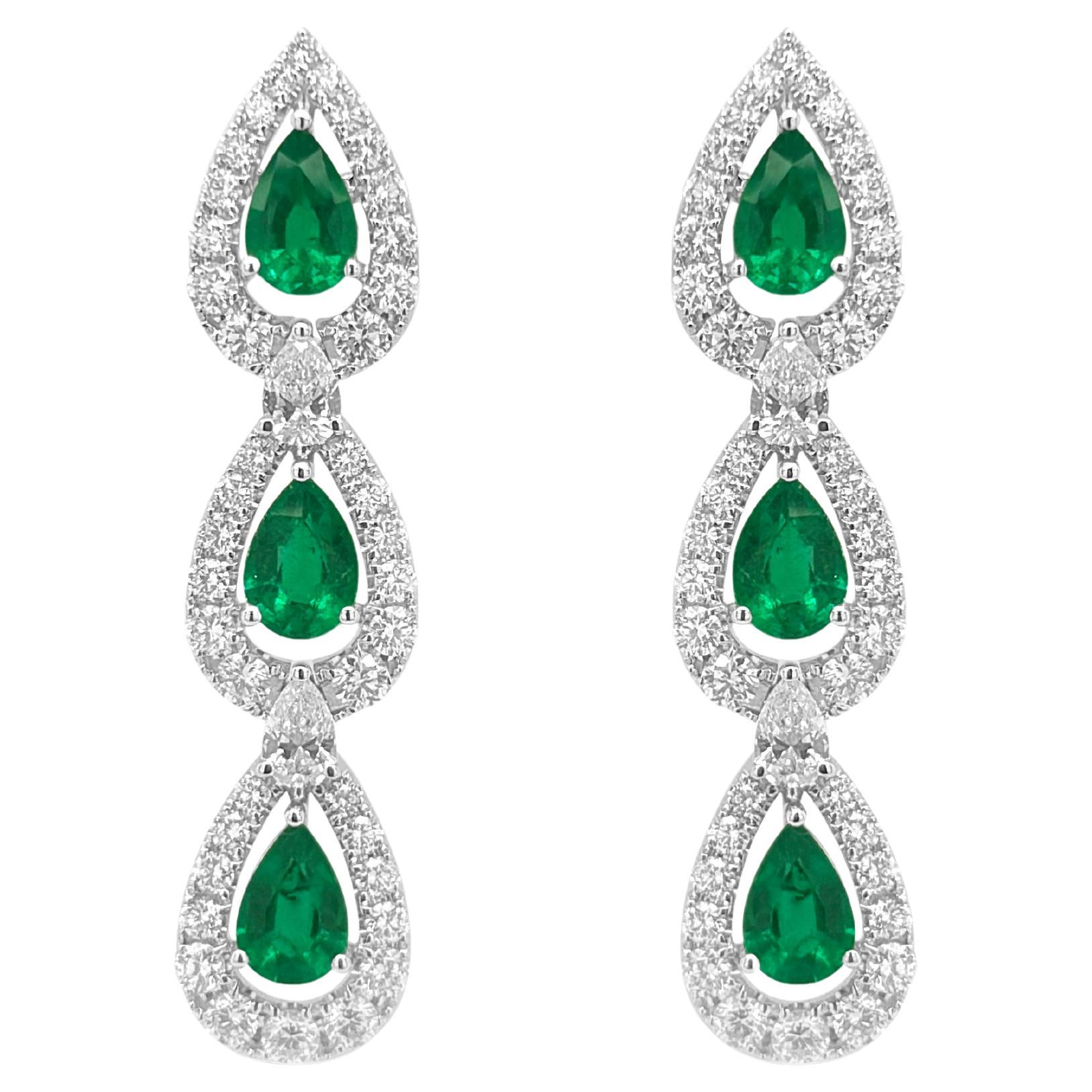 Boucles d'oreilles pendantes en or 18K avec émeraude colombienne certifiée taille poire et diamant blanc en vente