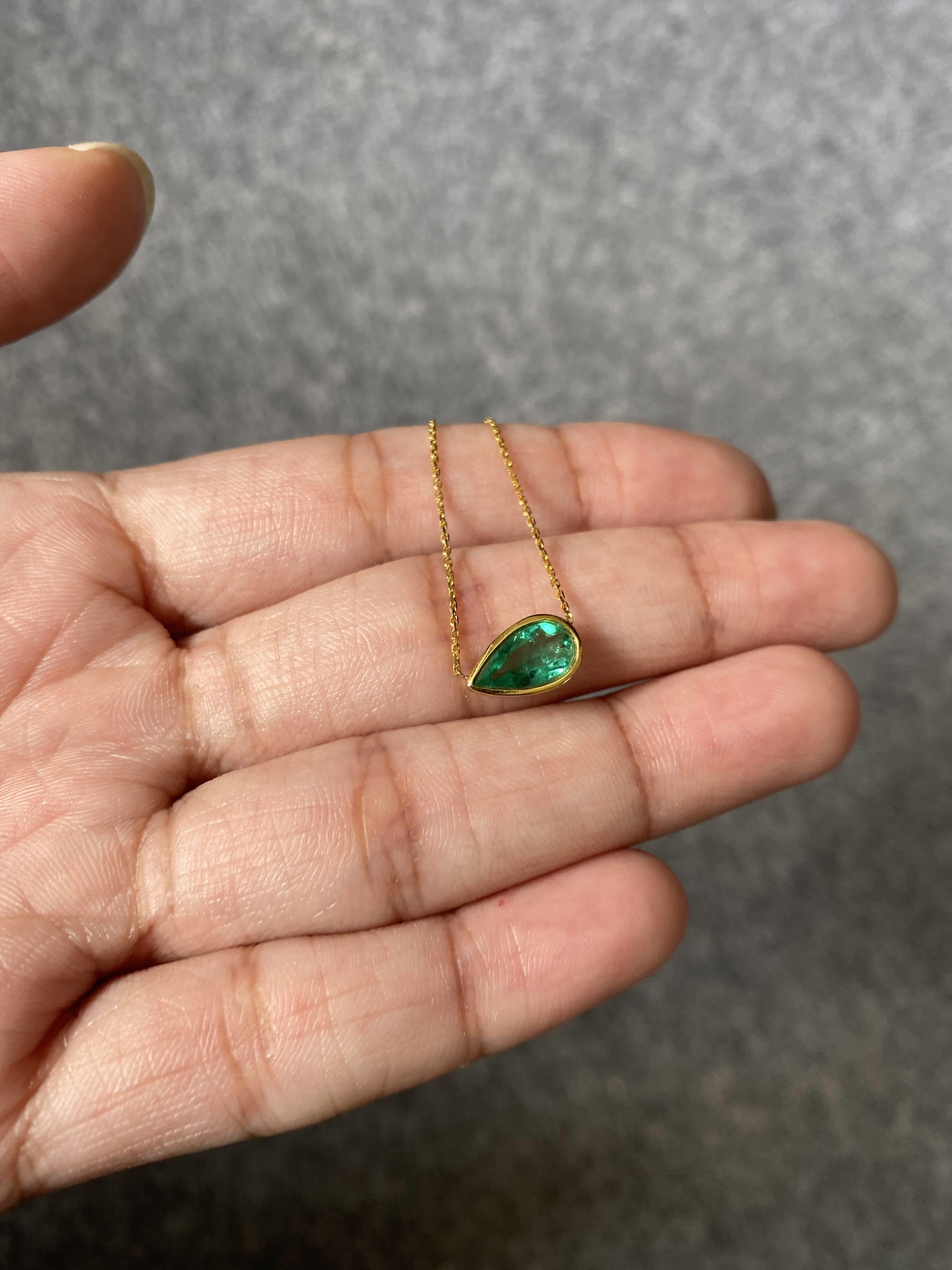 Certified Pear Shape Colombian Emerald Pendant Necklace In New Condition In Bangkok, Thailand