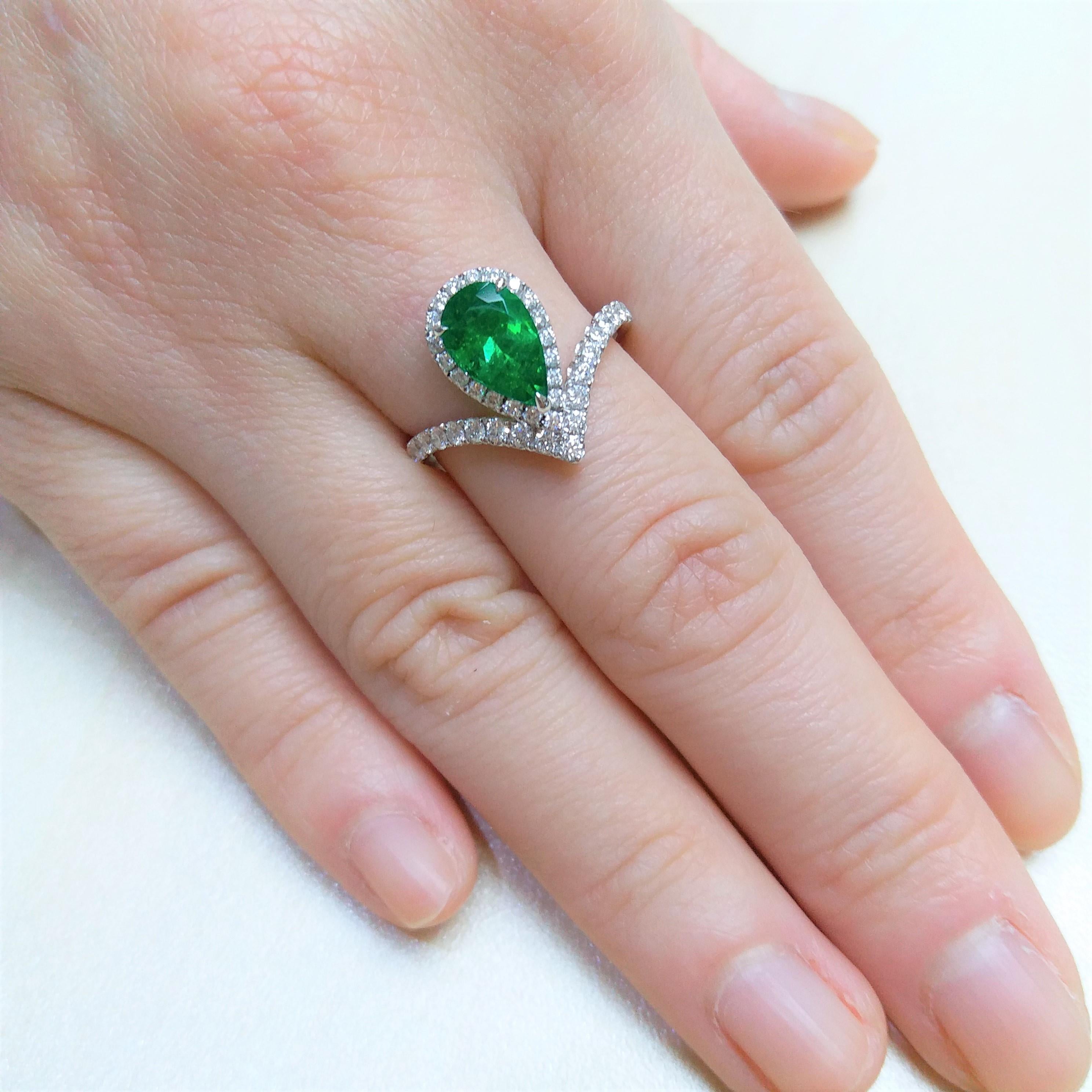 IGI Certified Pear Shape Colombian Emerald and White Diamond Platinum Ring In New Condition For Sale In Hong Kong, HK