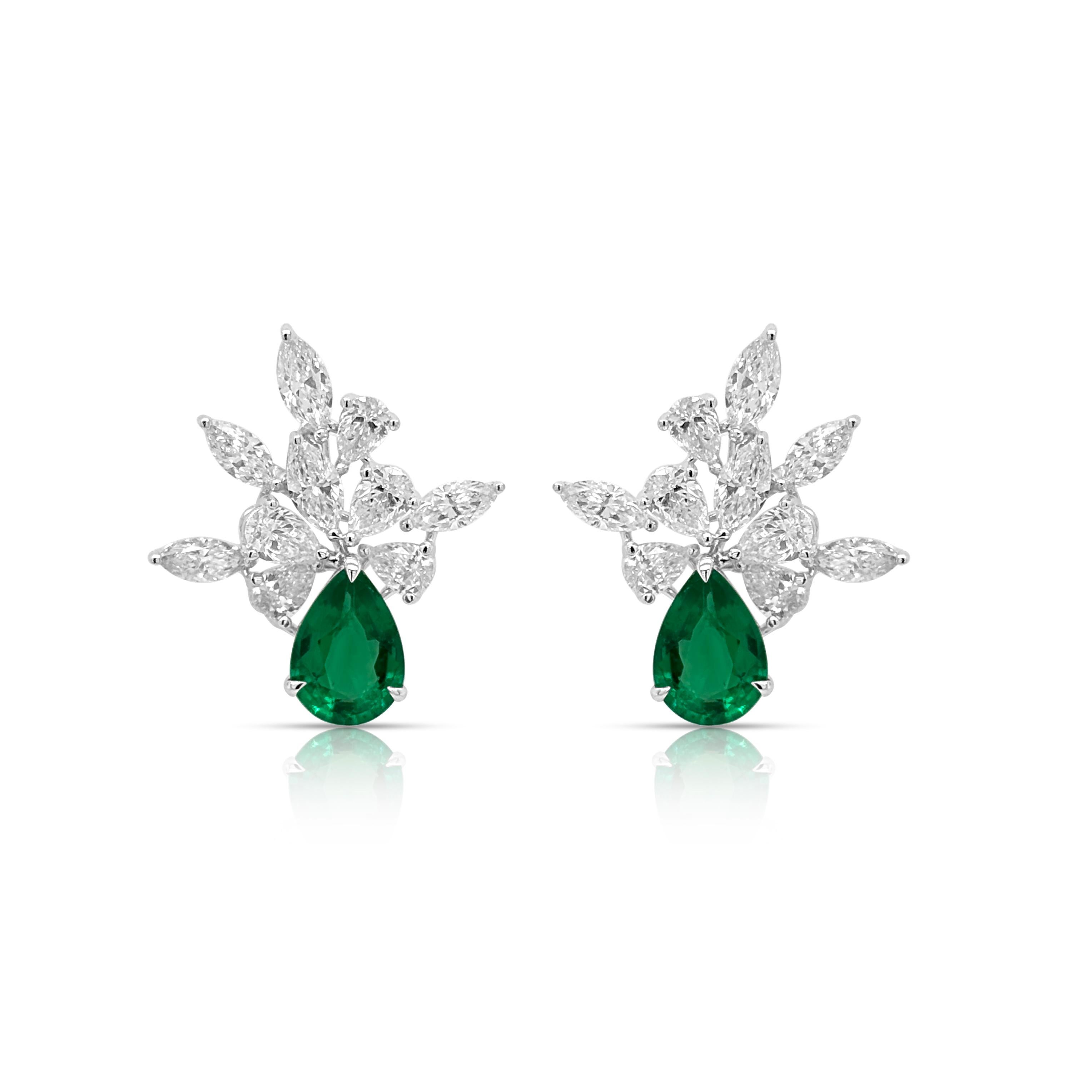 Mettant en vedette de rares émeraudes colombiennes en forme de poire, chaque boucle d'oreille est associée à un diamant blanc en forme de poire parfaitement assorti, créant un équilibre harmonieux entre un vert vibrant et une brillance éblouissante.
