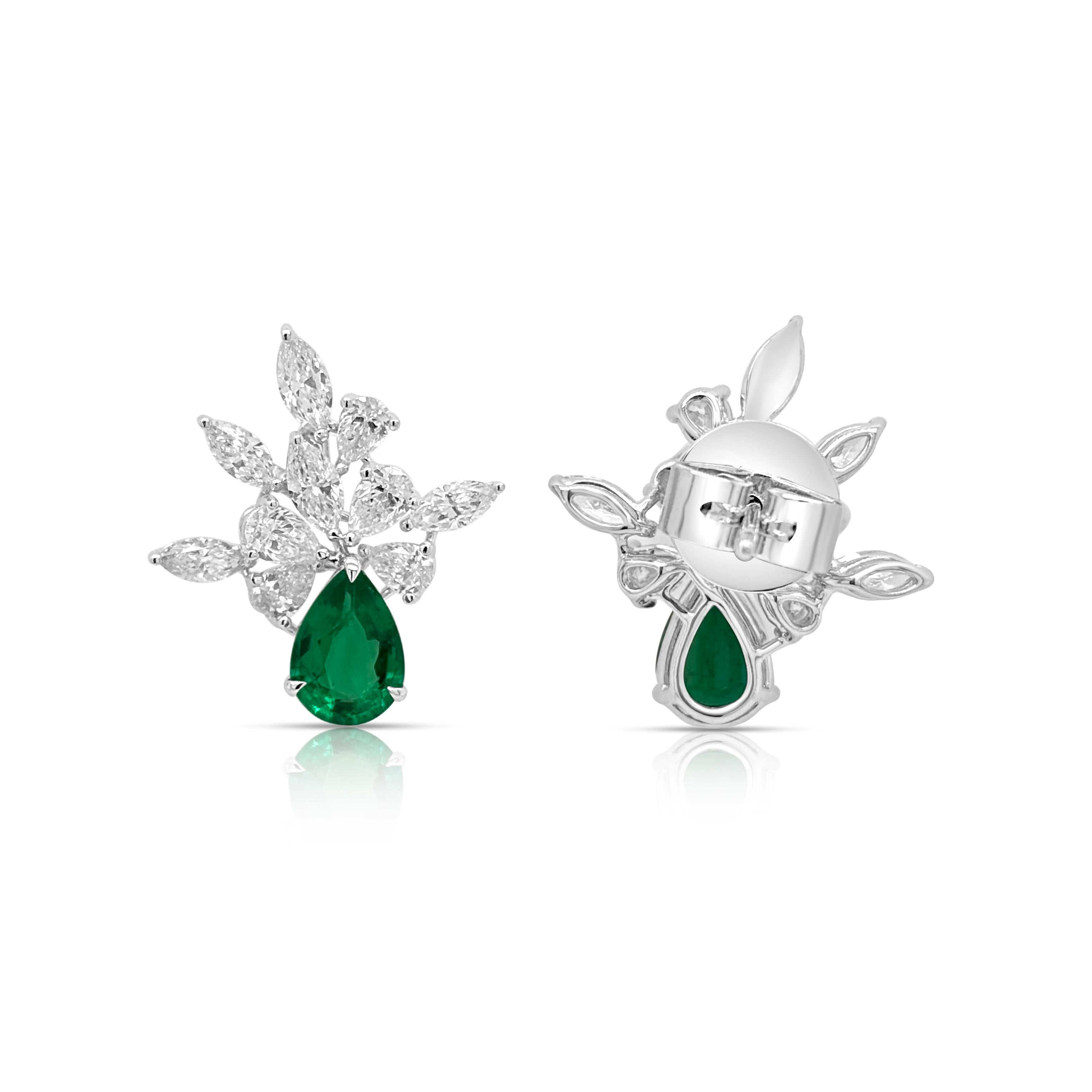 Moderne Boucles d'oreilles en or 18 carats : Emeraudes de Colombie certifiées en forme de poire et diamants blancs en vente