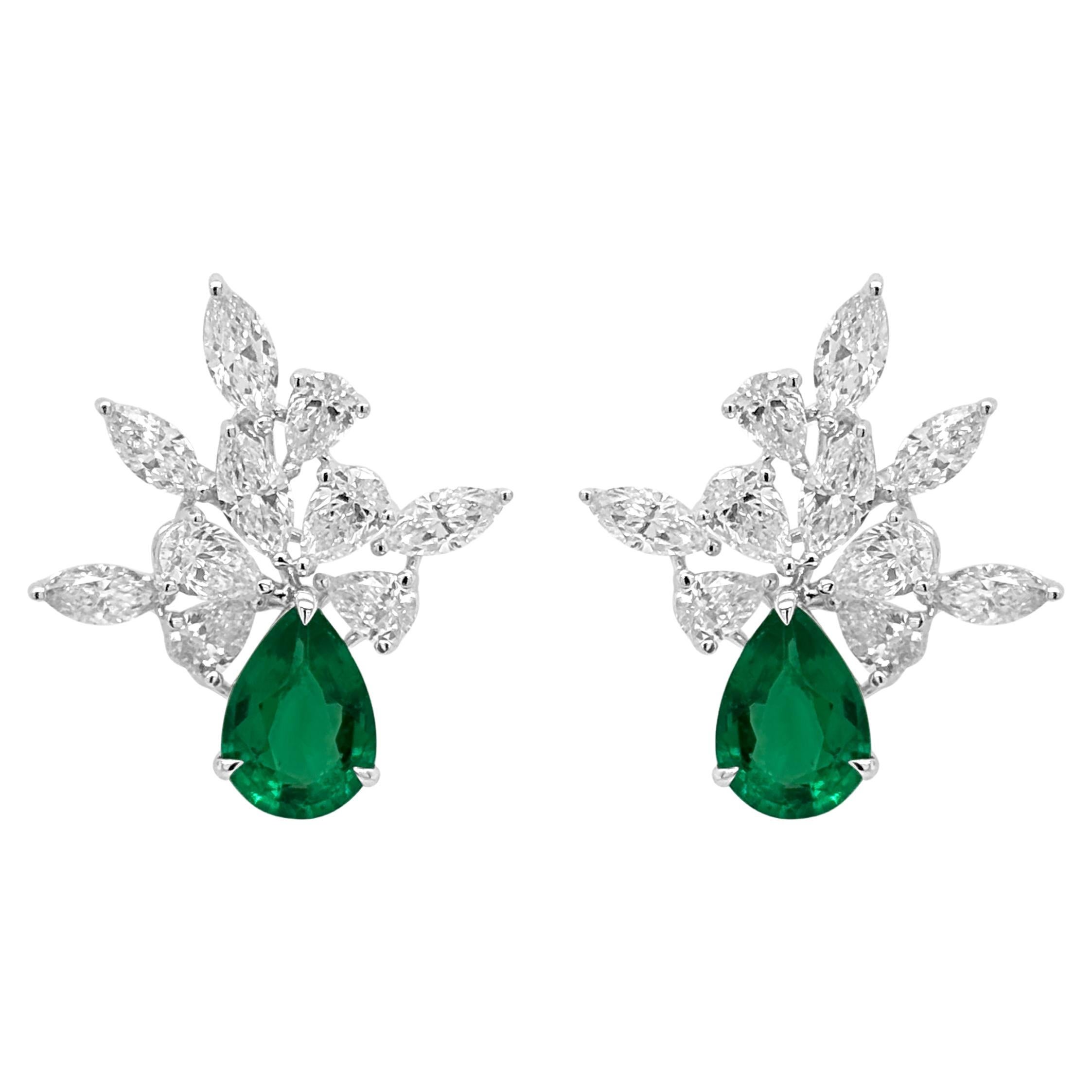 Boucles d'oreilles en or 18 carats : Emeraudes de Colombie certifiées en forme de poire et diamants blancs en vente