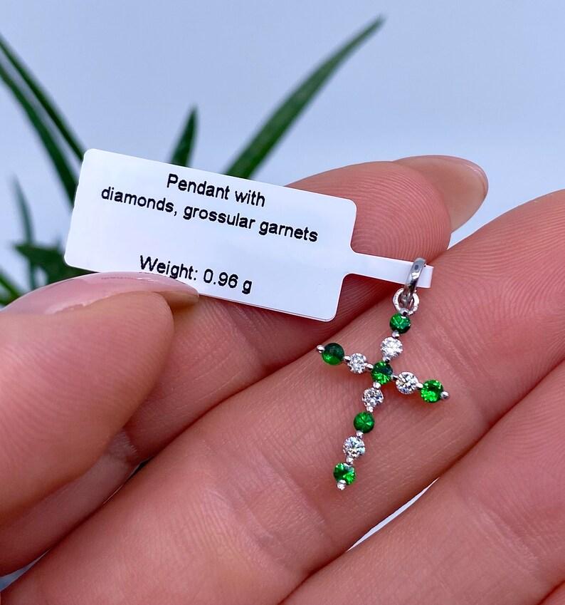 Natural Tsavorite and Diamonds Pendant
14 Karat White gold

Pendant without chain.
Label certificate from Laboratory
Main Stone: Tsavorite
Main Stone Color: green
Main Stone Creation: Natural
Main Stone Treatment: not enhanced
Main Stone size: