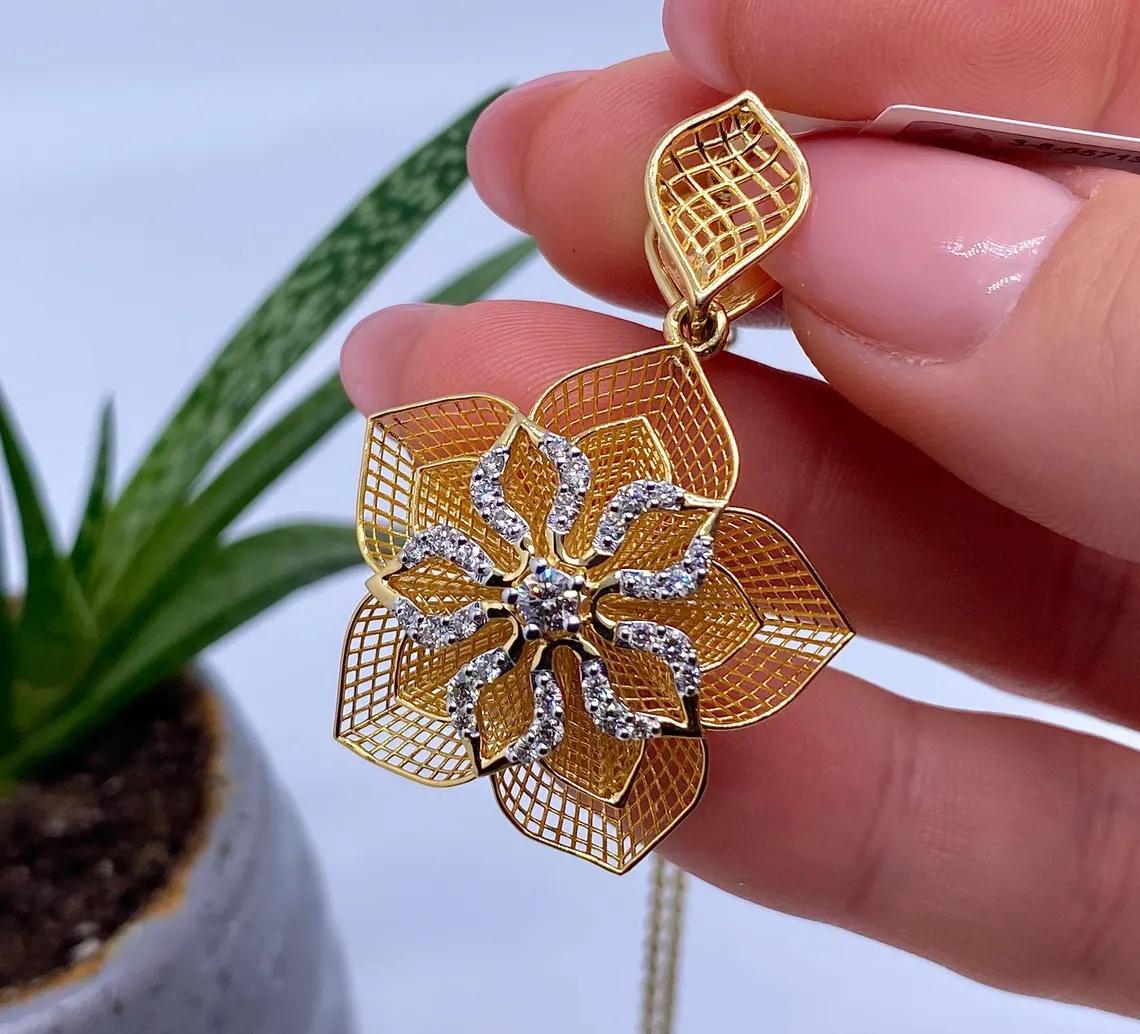 Natural Diamonds Pendant
14 Karat Yellow gold

Pendant without chain.
Full certificate from Laboratory
Main Stone: Diamond VS
Main Stone Color: H-I
Main Stone Creation: Natural
Main Stone Treatment: Not Enhanced
Main Stone size: 3.3mm
Secondary