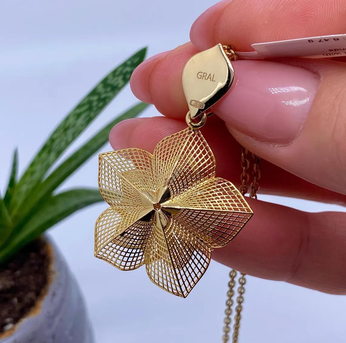 Brilliant Cut Certified Pendant with Natural VVS Diamonds 31 Pieces, 14 Karat Yellow Gold, 585 For Sale