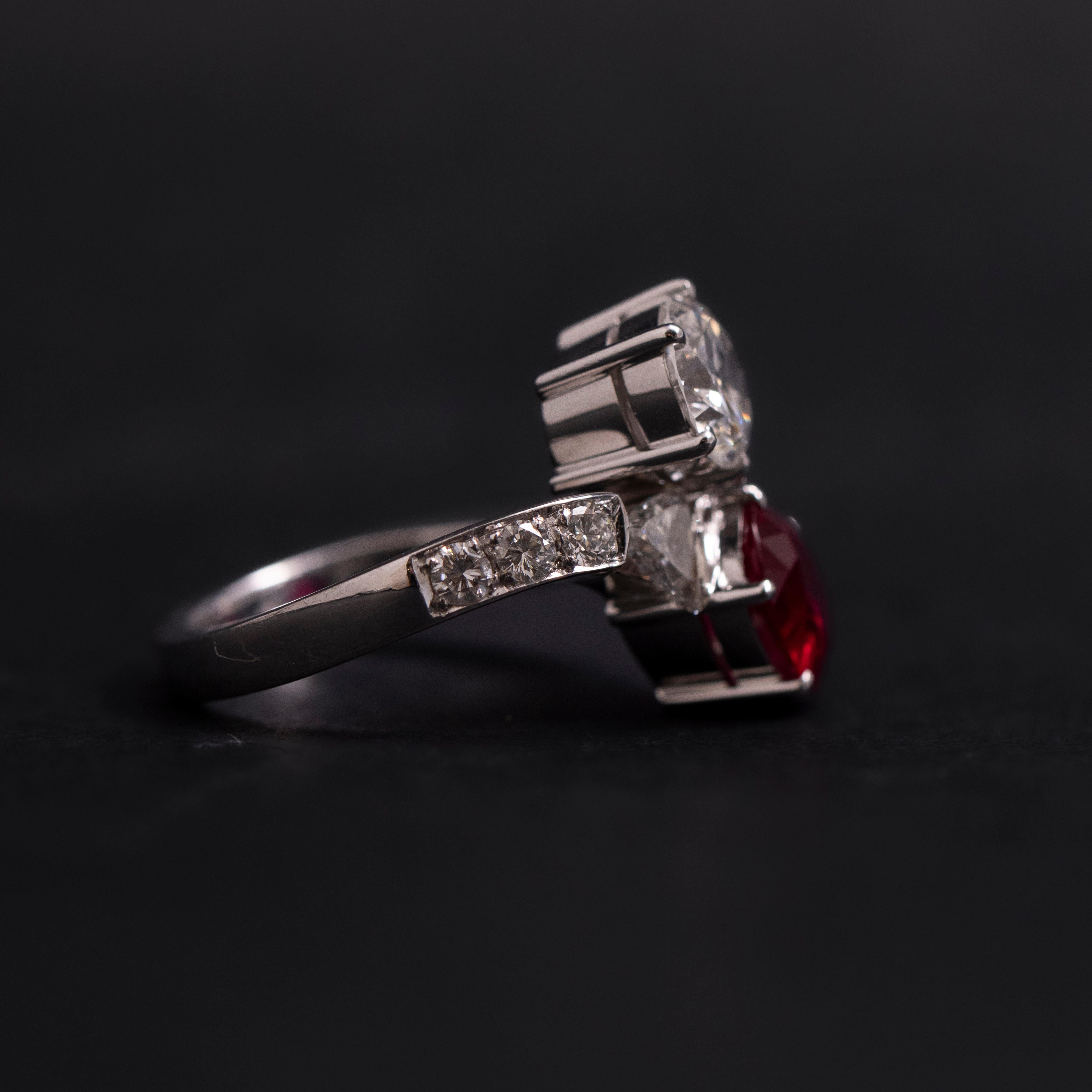 Certified Pigeon's Blood Burmese Burma Ruby Diamond Toi et Moi Engagement Ring In Good Condition For Sale In Lisbon, PT