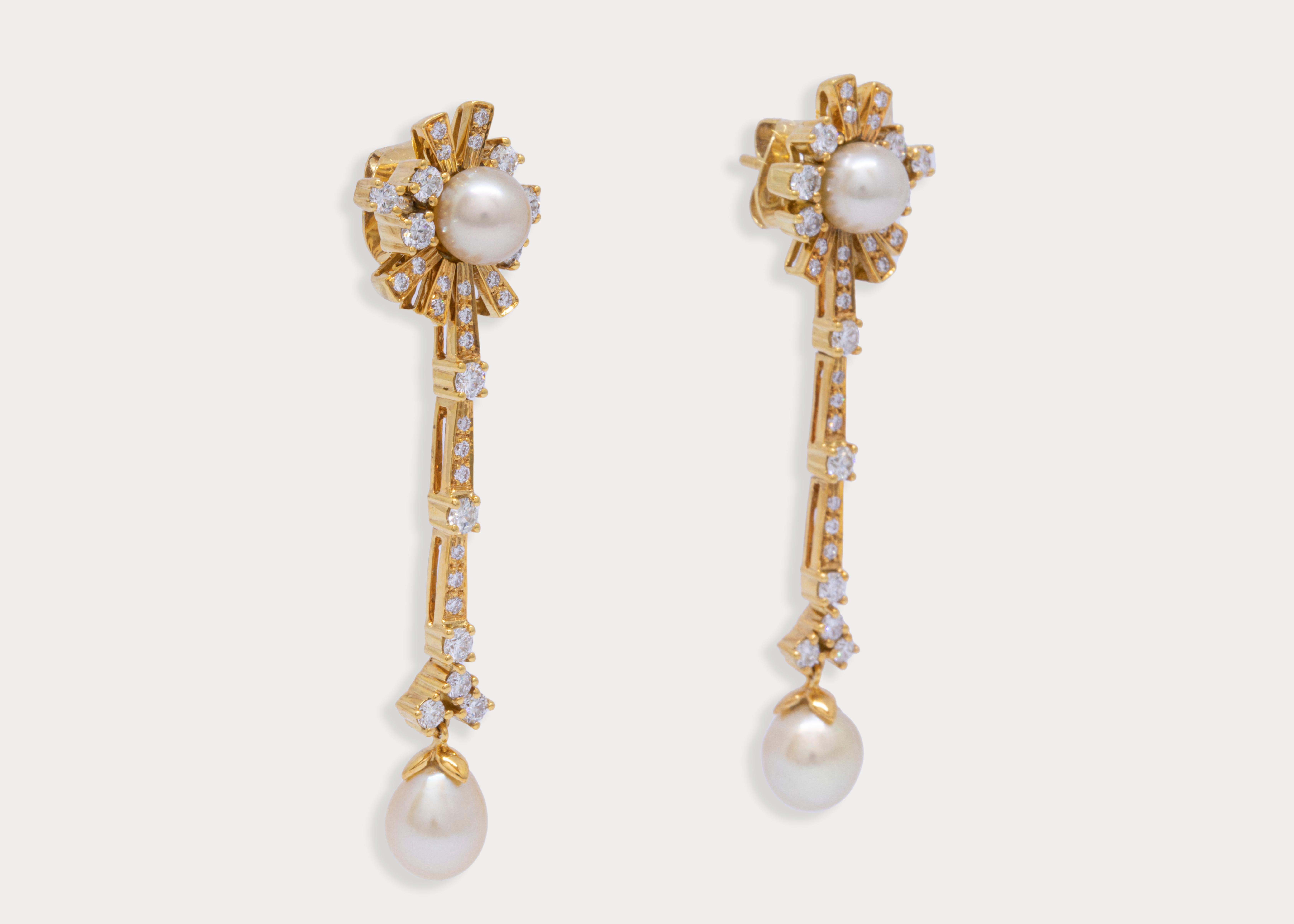 Identical pearl buttons and drops gives these vintage looking earrings its distinctiveness...

High luster, flawless Pinctada Radiata pearls are surrounded by round cut diamonds of different sizes.

Gold Weight: 9.8 g
Pearl Buttons Weight: 4.13