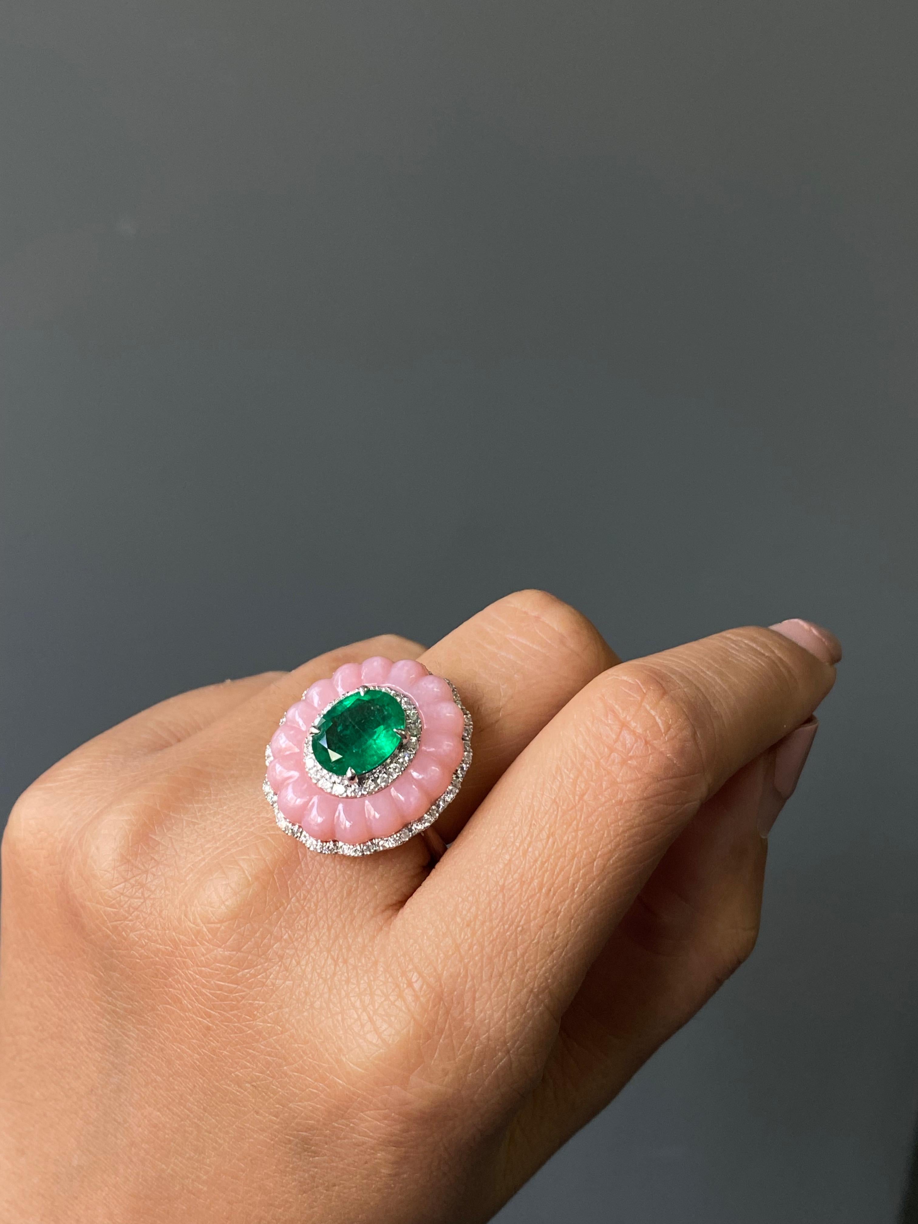 Women's or Men's Certified Pink Opal And 7 Carat Colombian Emerald 18K Cocktail Ring For Sale