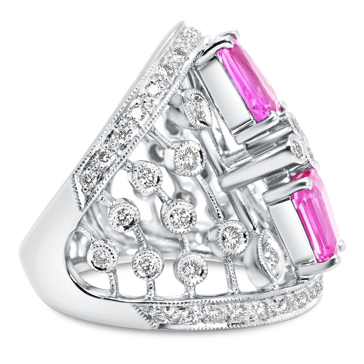 This precious gemstone belongs to the corundum mineral family. It is sought-after for its beautiful hue, which can range from pale pink to vivid magenta. Currently, stones that display a rich pink hue are extremely sought-after.
In this ring