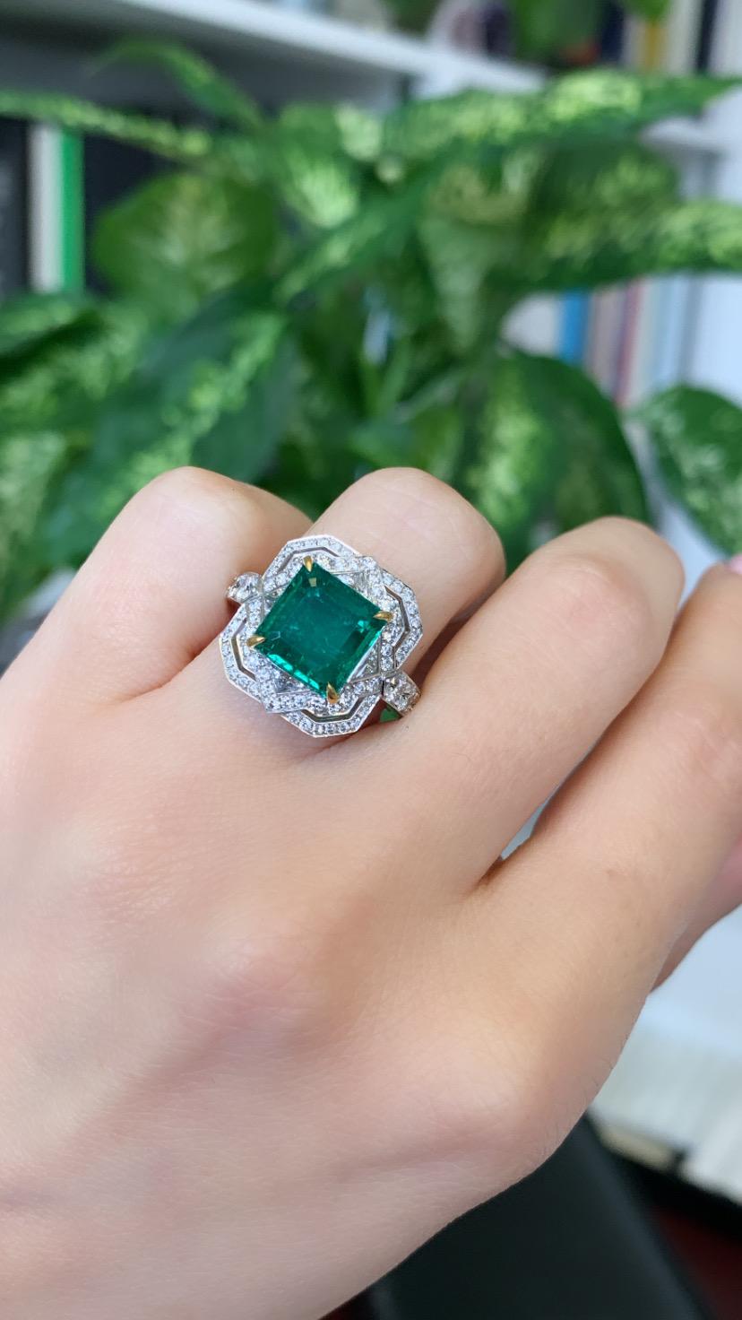 Certified 3.16 Carats Emerald Ring with White Diamonds Halo in Art Deco Style In New Condition For Sale In London, GB