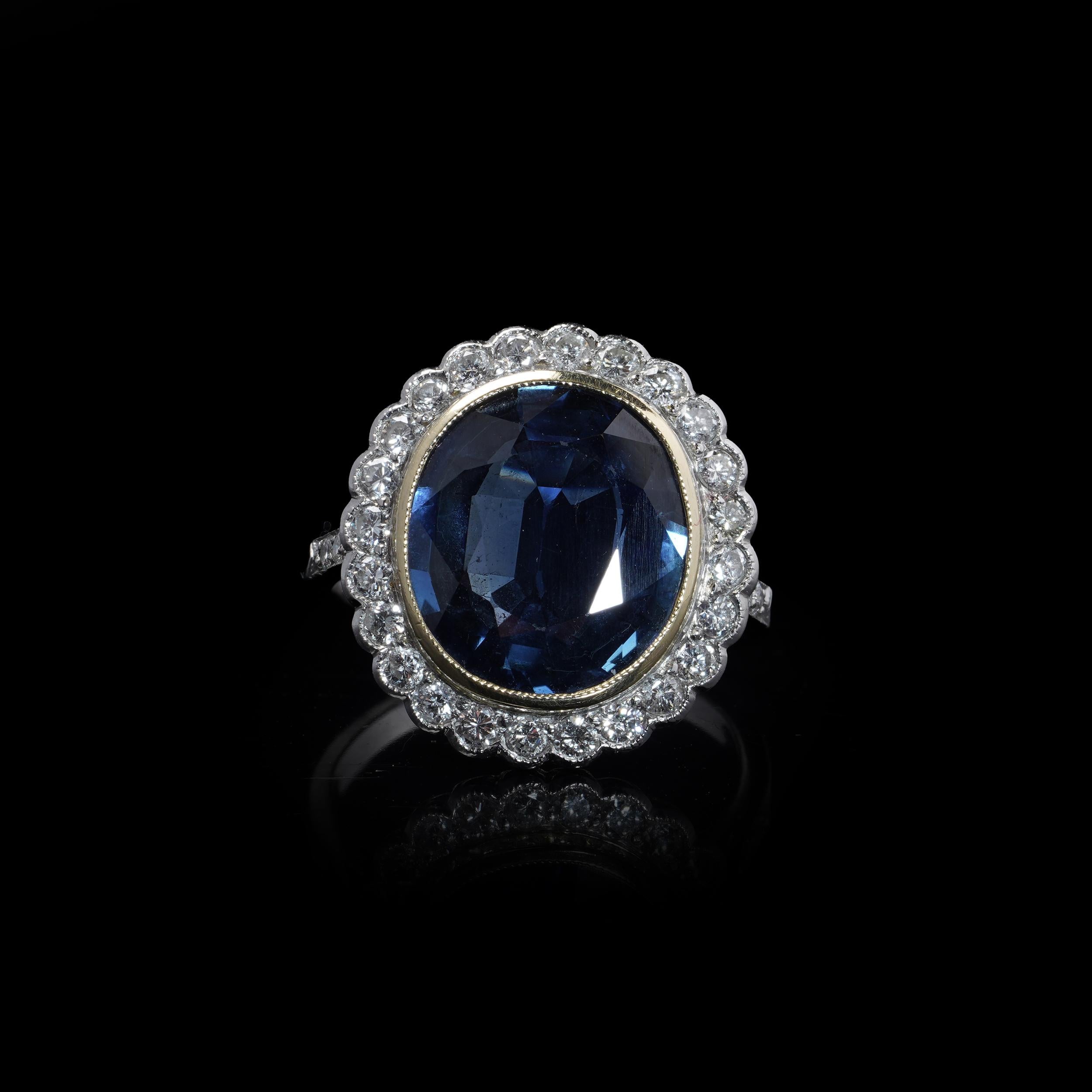 Anello a grappolo in platino certificato con 6 carati non riscaldati. Zaffiro blu e diamanti In condizioni buone in vendita a Braintree, GB