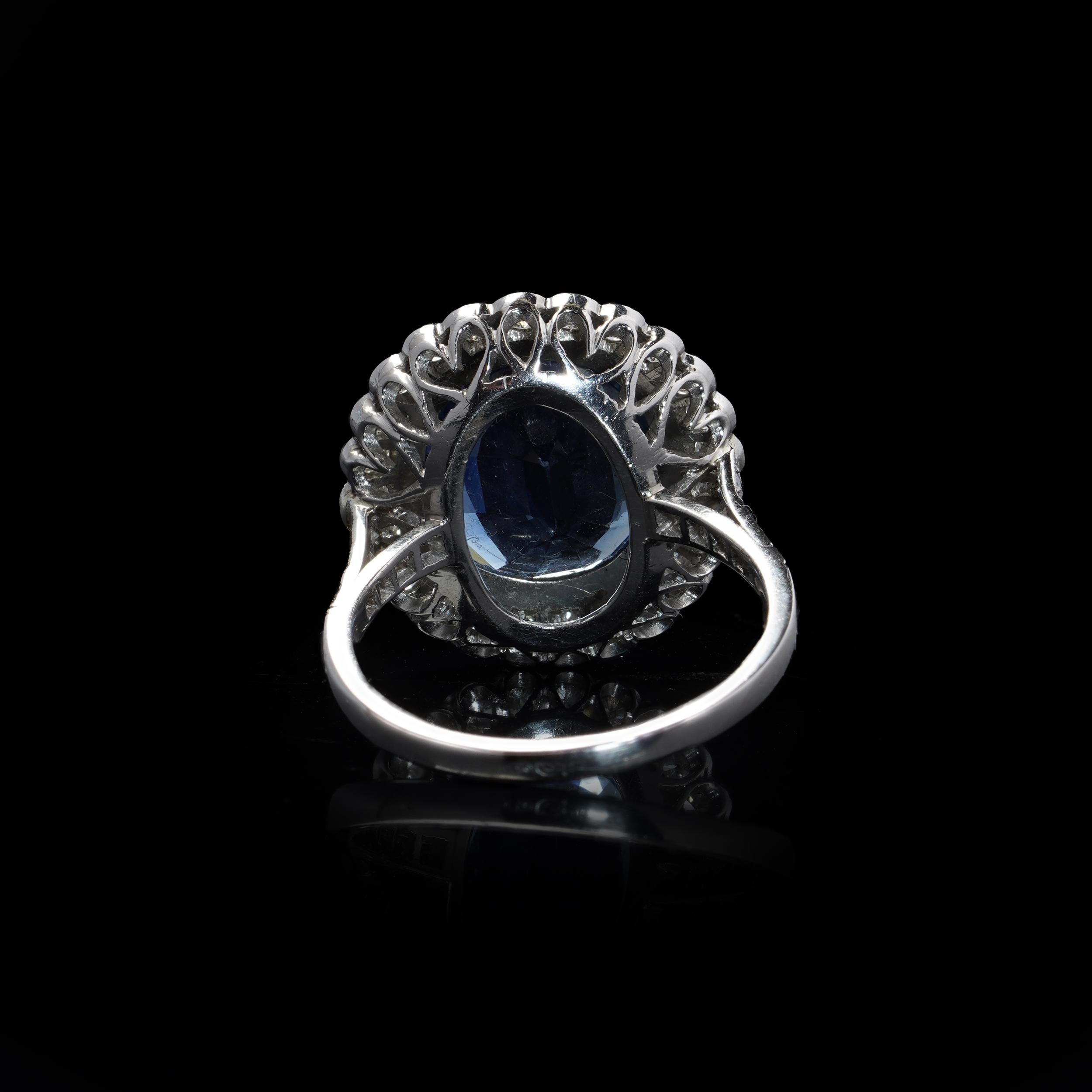 Anello a grappolo in platino certificato con 6 carati non riscaldati. Zaffiro blu e diamanti in vendita 1