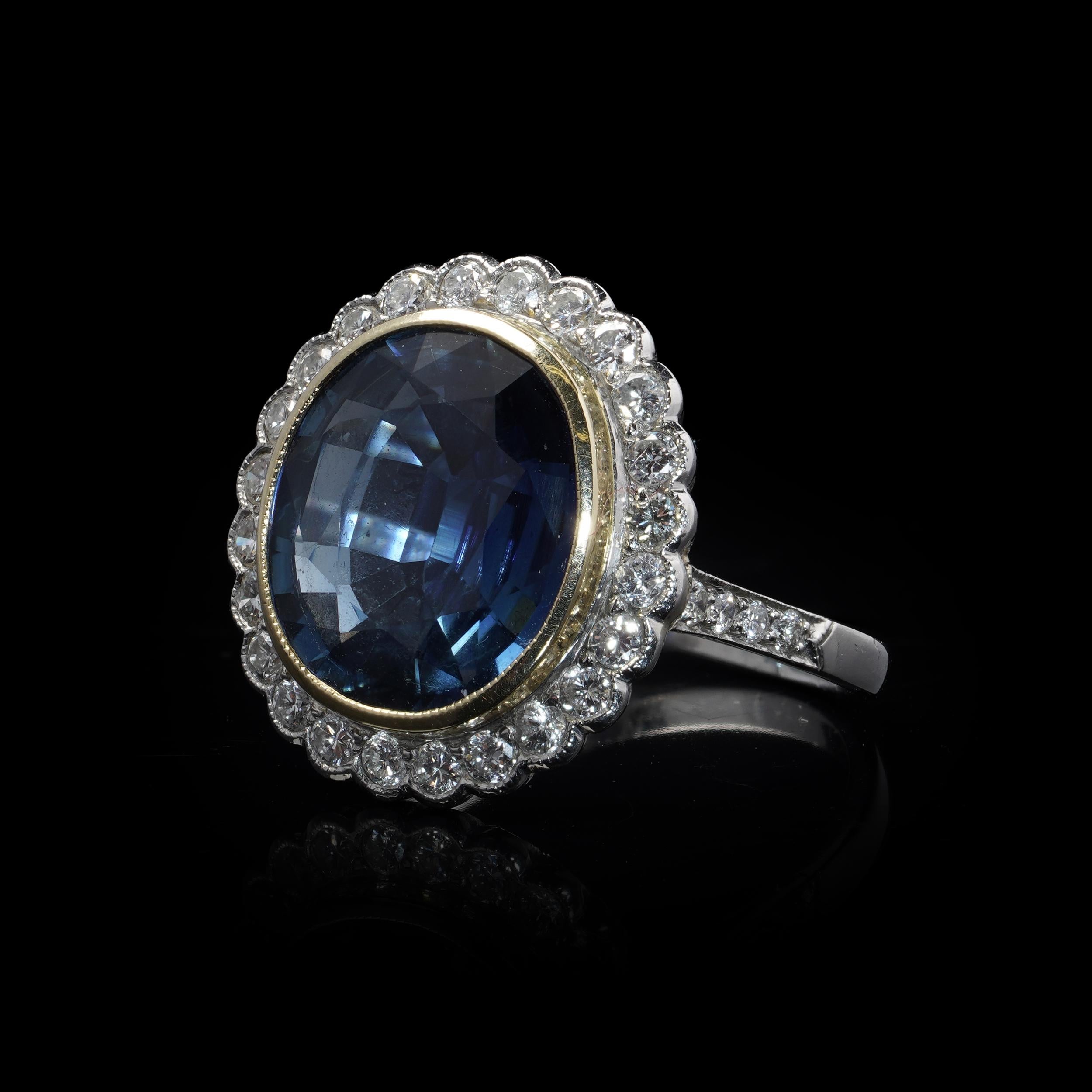 Anello a grappolo in platino certificato con 6 carati non riscaldati. Zaffiro blu e diamanti in vendita 2