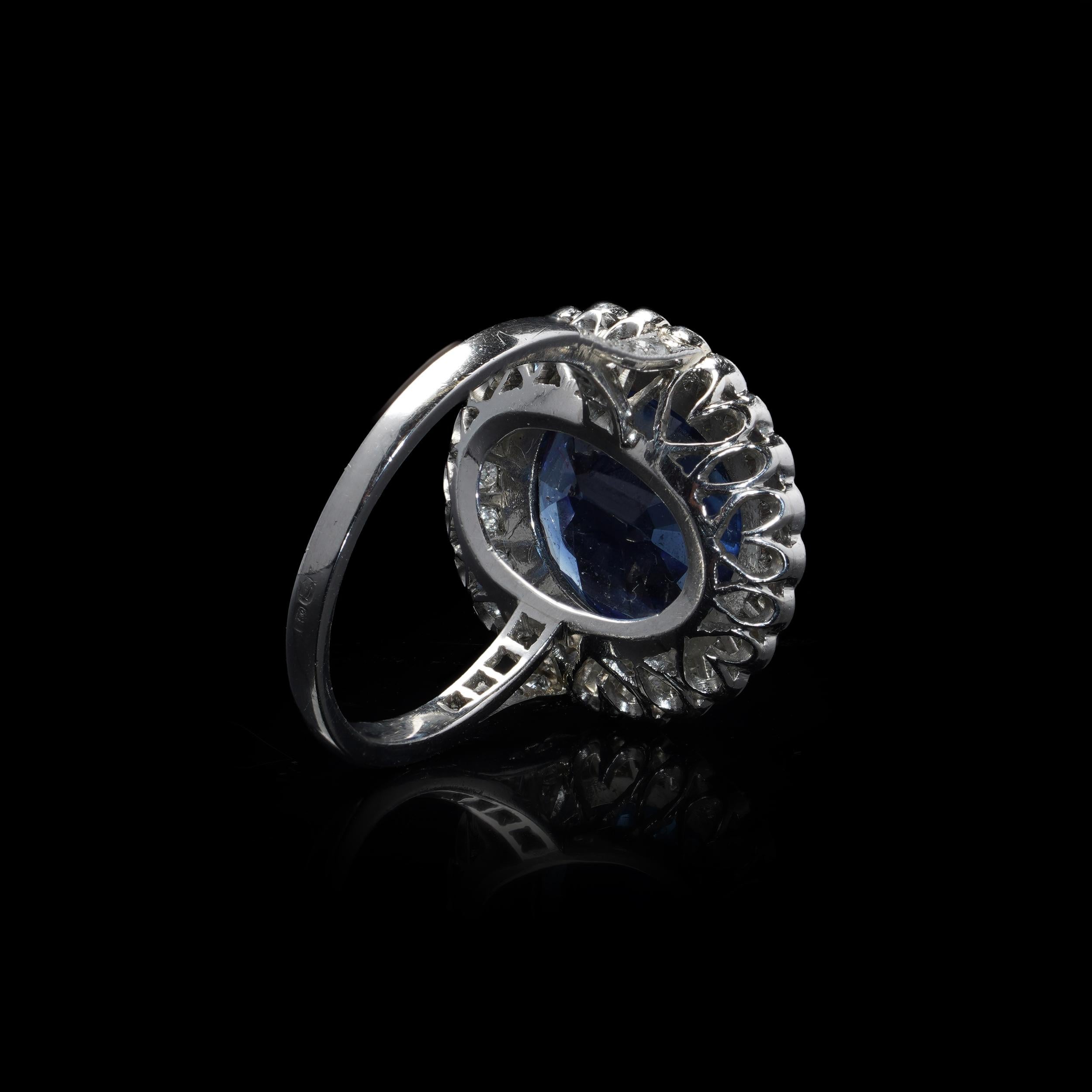 Anello a grappolo in platino certificato con 6 carati non riscaldati. Zaffiro blu e diamanti in vendita 3