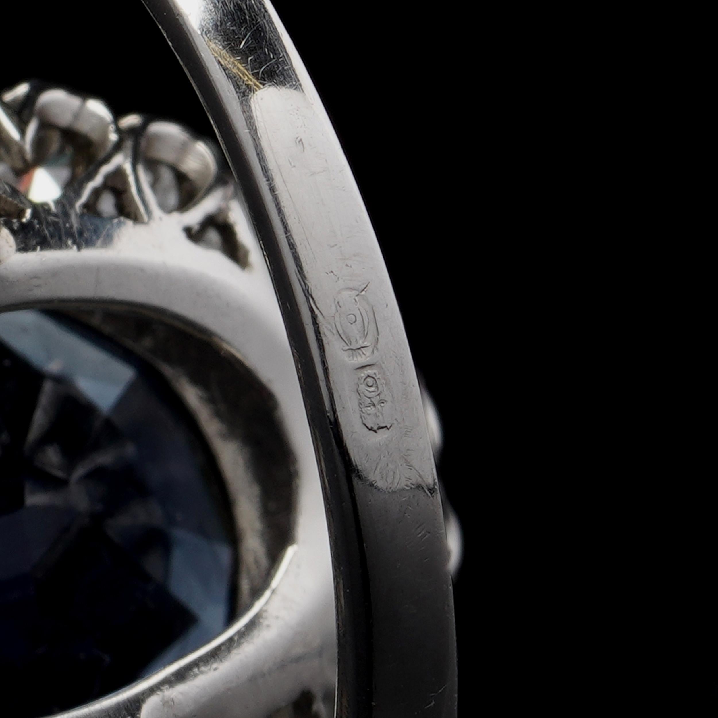 Anello a grappolo in platino certificato con 6 carati non riscaldati. Zaffiro blu e diamanti in vendita 4