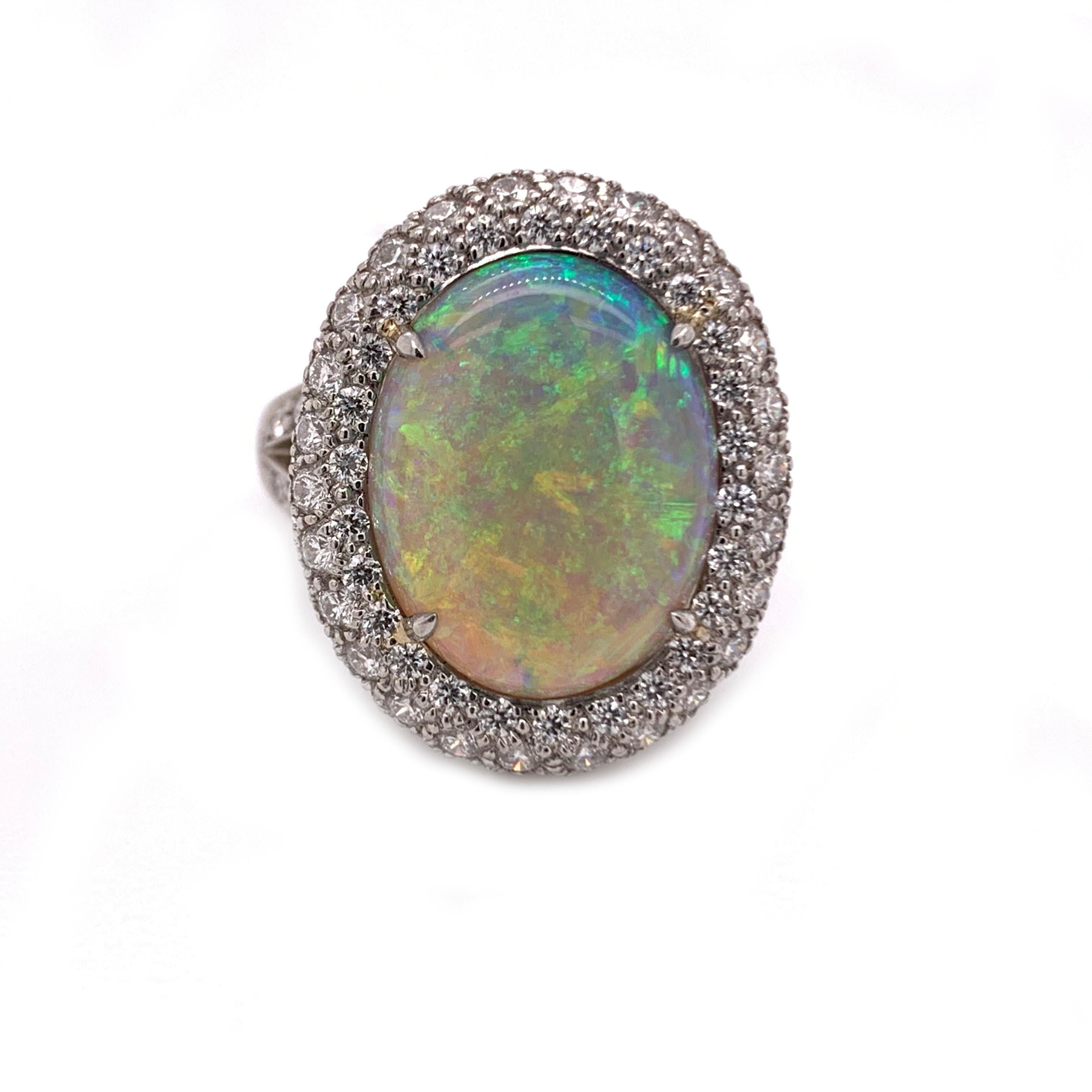 Ein schönes Platin  Ring mit Opal und Diamant.  Dieser schöne 4,50cts Opalring ist mit 2cts Diamanten in einer Platinfassung umgeben. Dieser schöne Ring wird mit einem Zertifikat geliefert und ist auch im Inneren des Rings 