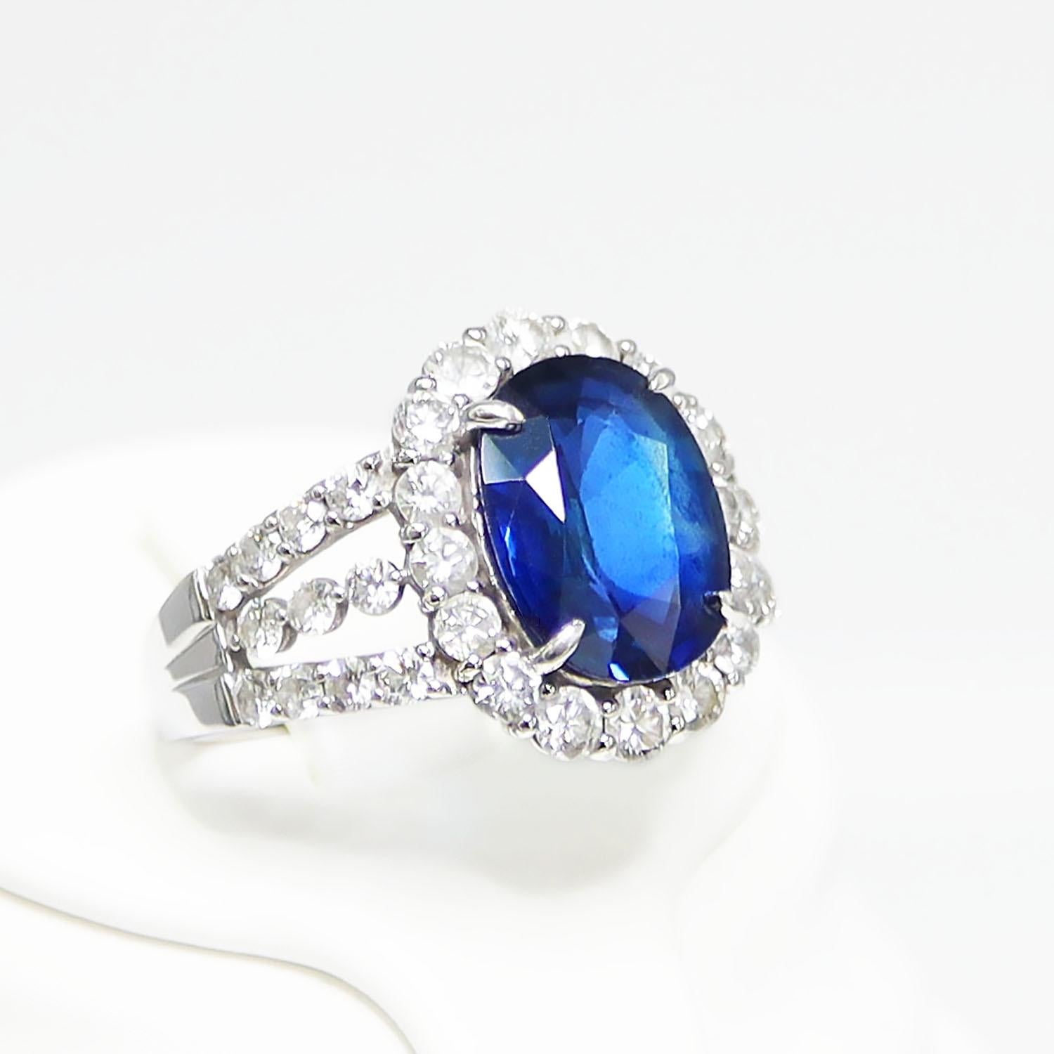 Certified PT950 4.82 ct Unheated Royal Blue Sapphire Engagement Ring In New Condition For Sale In Kaohsiung City, TW