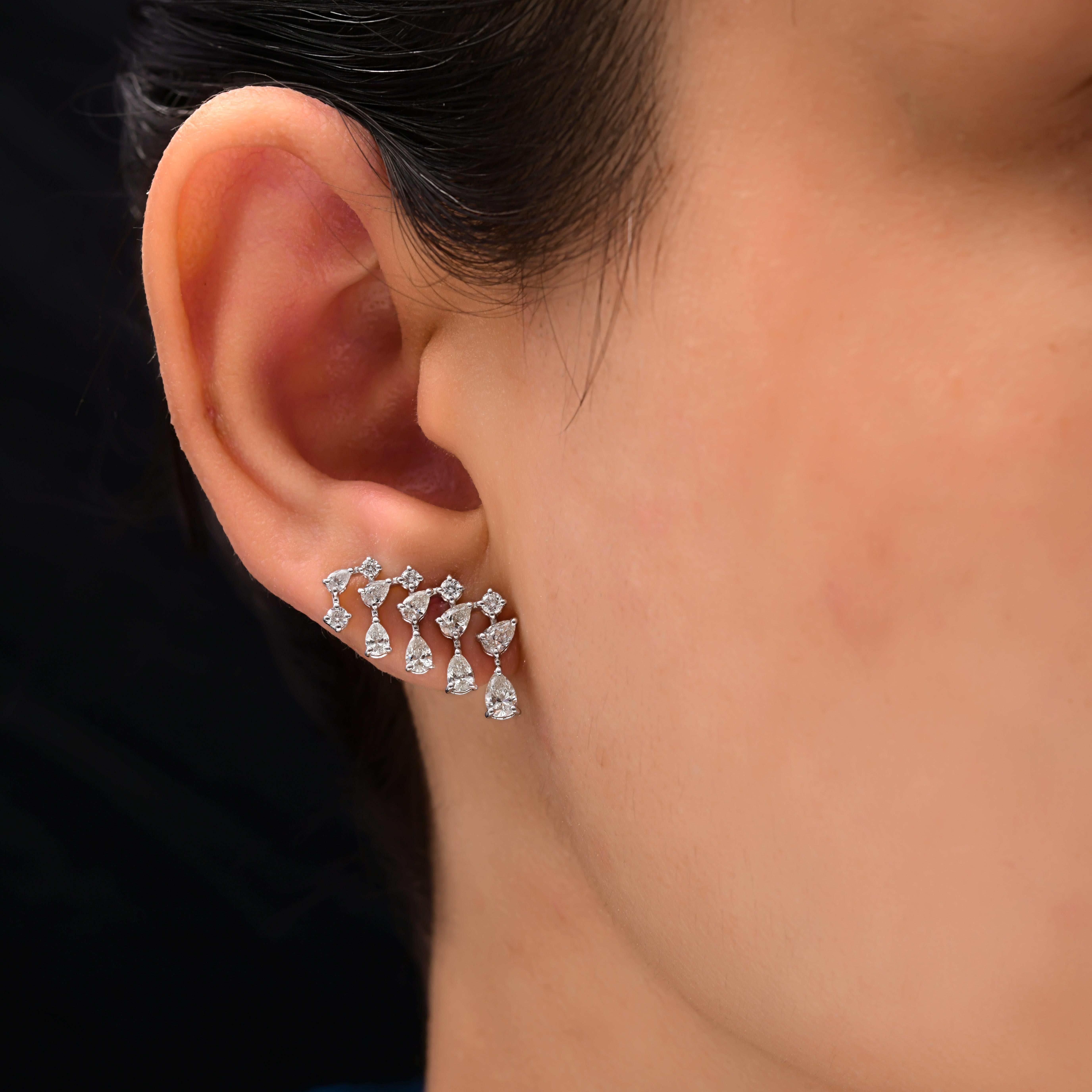 Orecchini a goccia con diamante reale certificato da 1,66 carati, oro bianco 14K
Caratterizzato da un esclusivo design a cascata di scintillanti diamanti a forma di pera e tondi brillanti. Questi graziosi orecchini a scalare si arrampicano