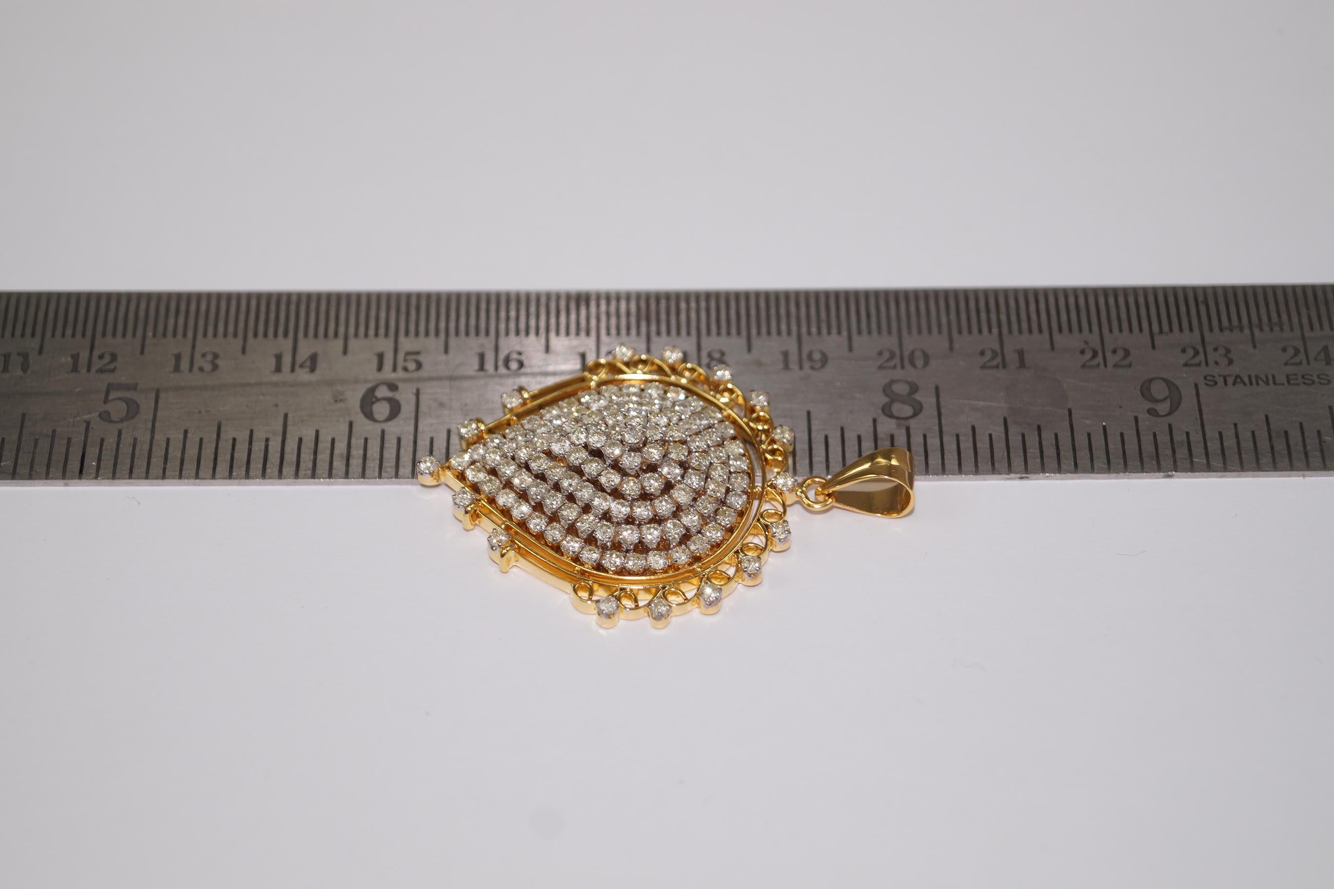 Zertifizierte echte Diamanten im Brillantschliff 18K massives Gold Tränen-Statement-Anhänger im Zustand „Hervorragend“ im Angebot in Delhi, DL