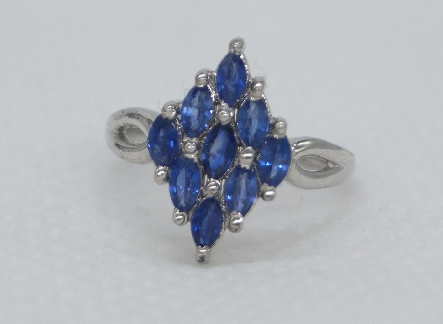 Taglio marquise Zaffiro blu naturale certificato Anello in argento sterling placcato oro bianco in vendita