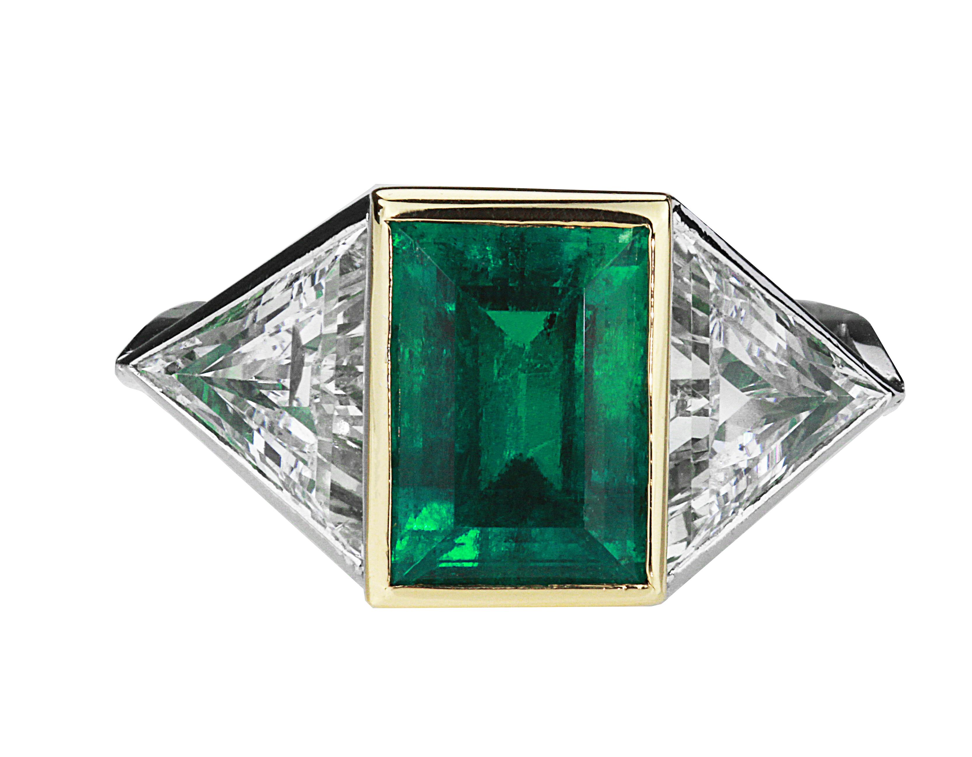 Certified Rectangular Colombian Emerald 3.41 ct & Triangle Diamonds 3 stone Ring In Excellent Condition In London, GB