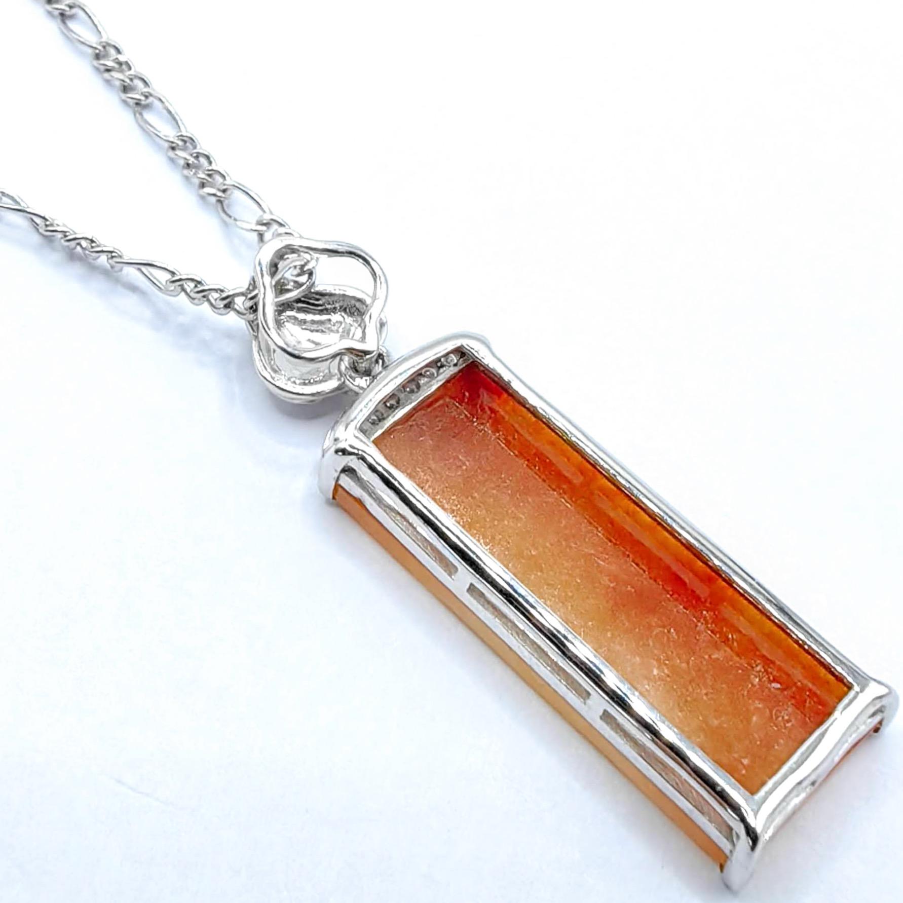 Zertifizierter Peace-Anhänger aus rotem Jadeit mit Diamantbügel in 18 Karat Weißgold (Zeitgenössisch) im Angebot