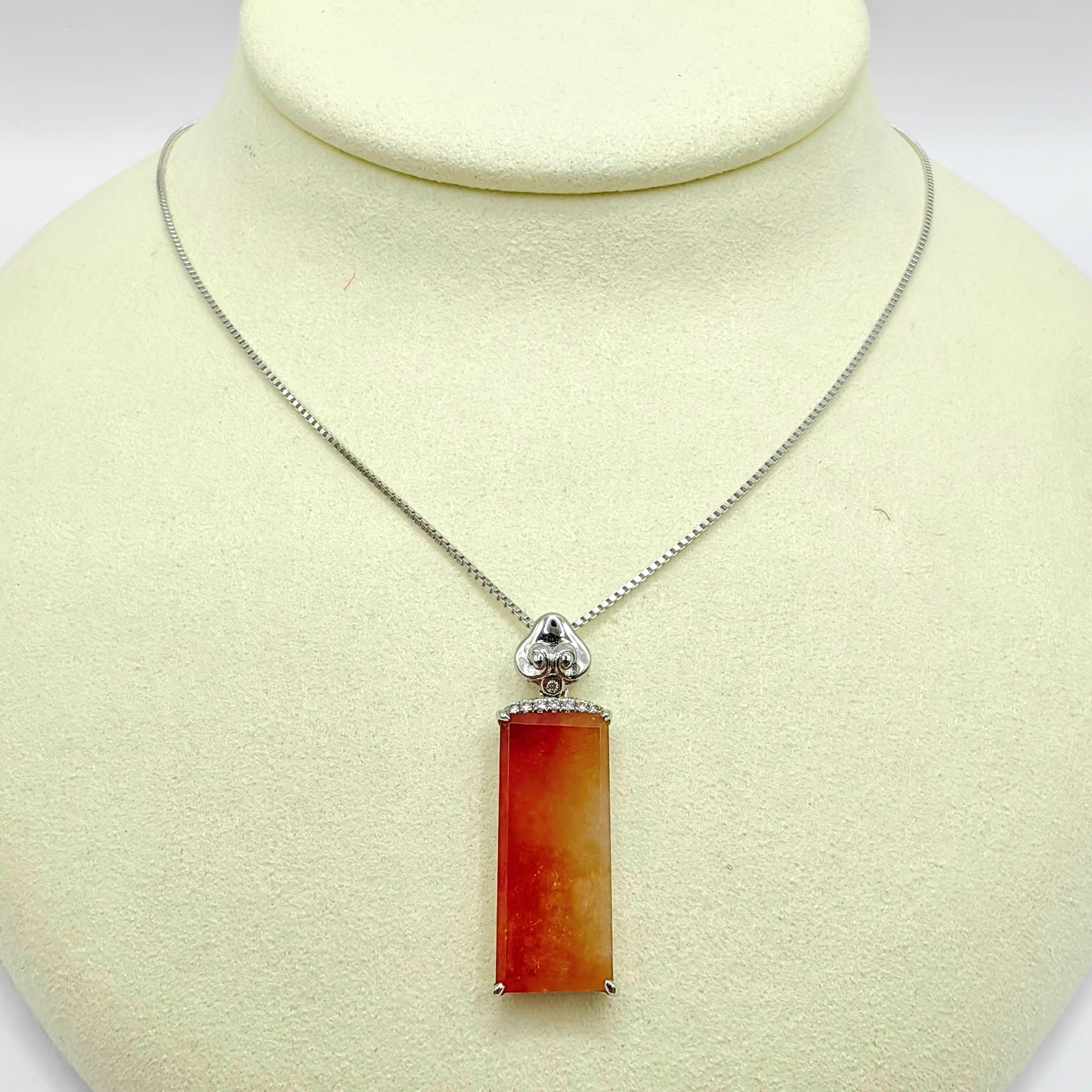 Zertifizierter Peace-Anhänger aus rotem Jadeit mit Diamantbügel in 18 Karat Weißgold (Rundschliff) im Angebot