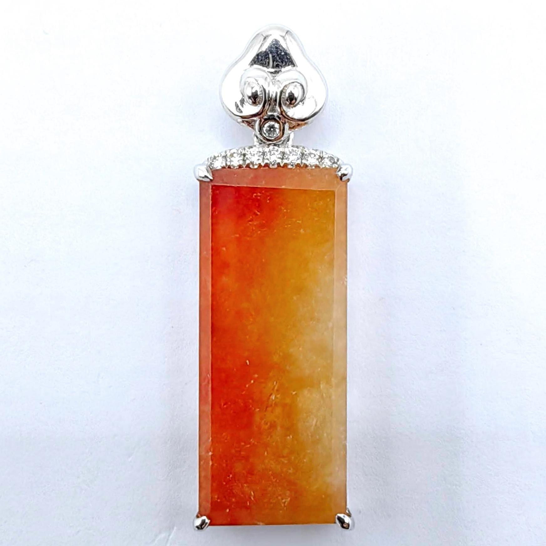 Zertifizierter Peace-Anhänger aus rotem Jadeit mit Diamantbügel in 18 Karat Weißgold im Zustand „Neu“ im Angebot in Wan Chai District, HK