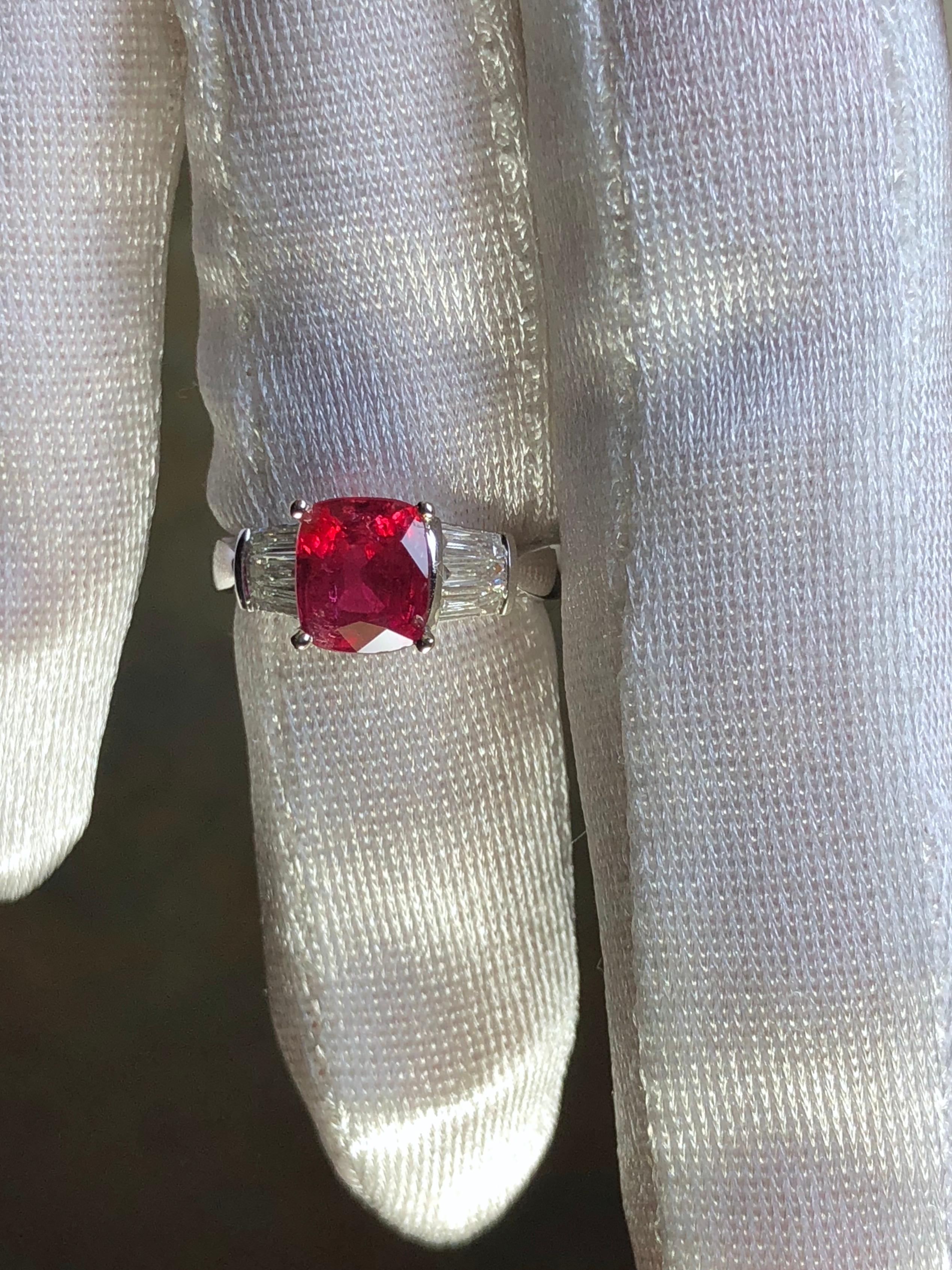 Certified Red Spinel and Diamond Cocktail Ring 18 Karat Gold For Sale 3