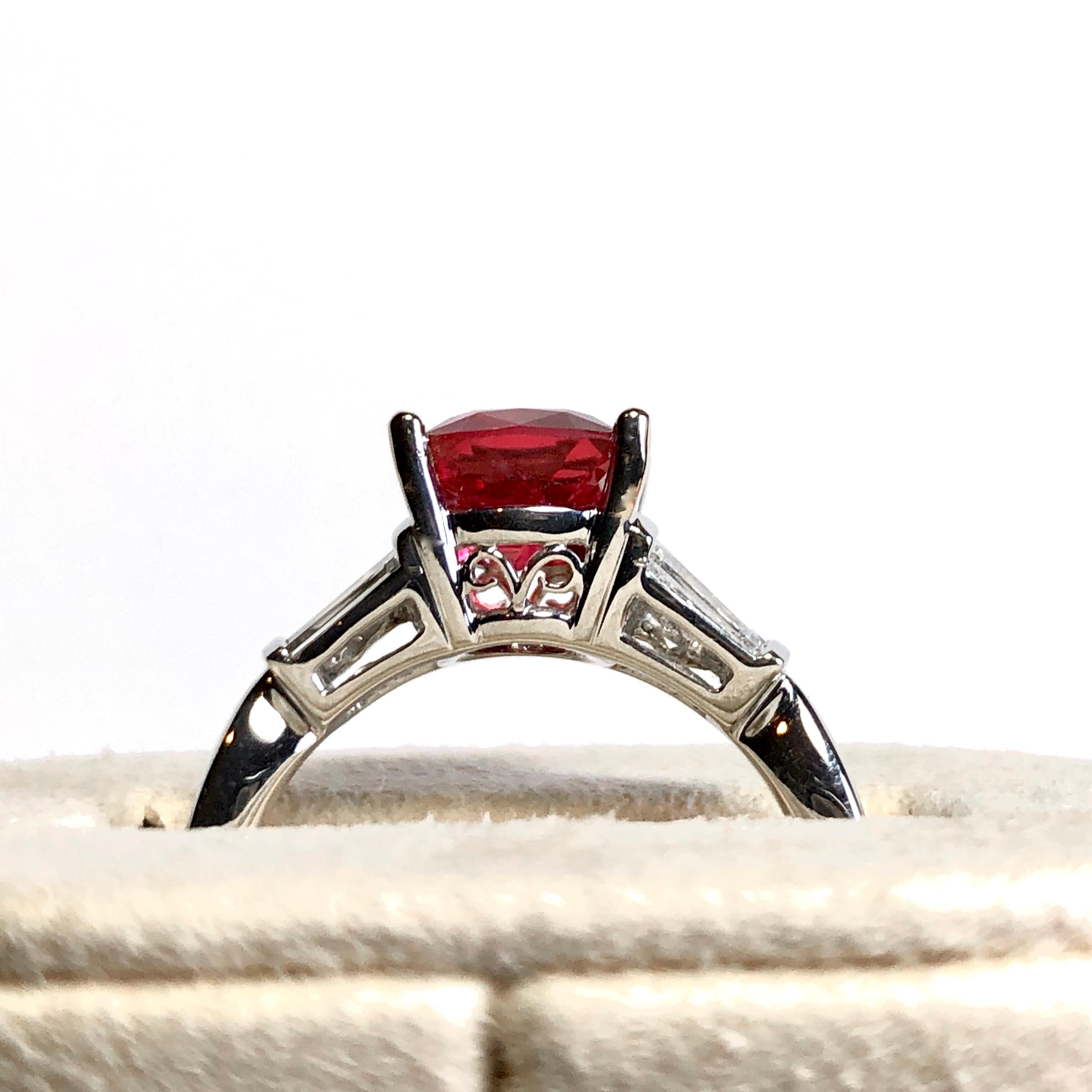 Certified Red Spinel and Diamond Cocktail Ring 18 Karat Gold For Sale 6