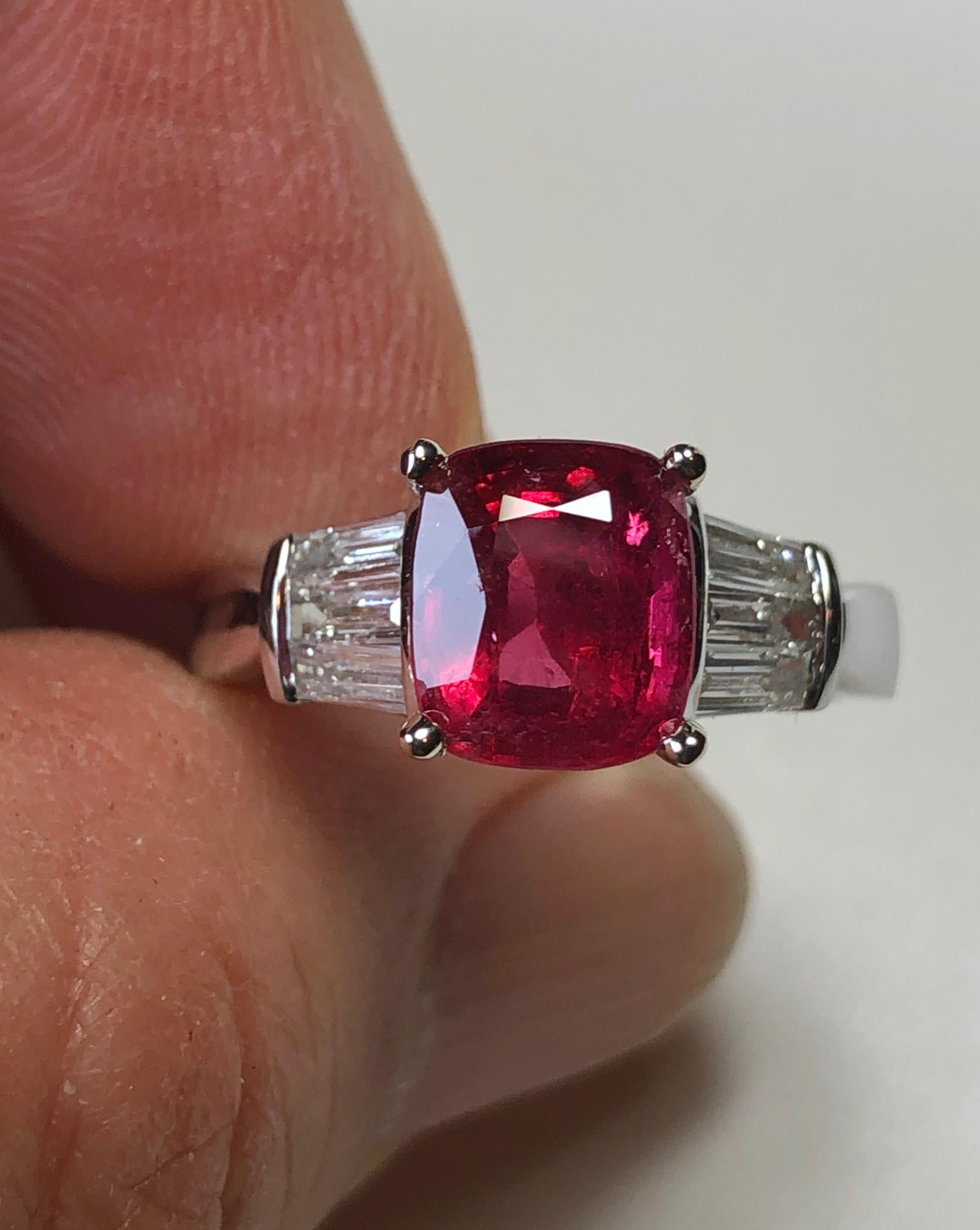 Certified Red Spinel, Burma No Heat & Diamond Cocktail Ring 18 Karat Gold For Sale 5