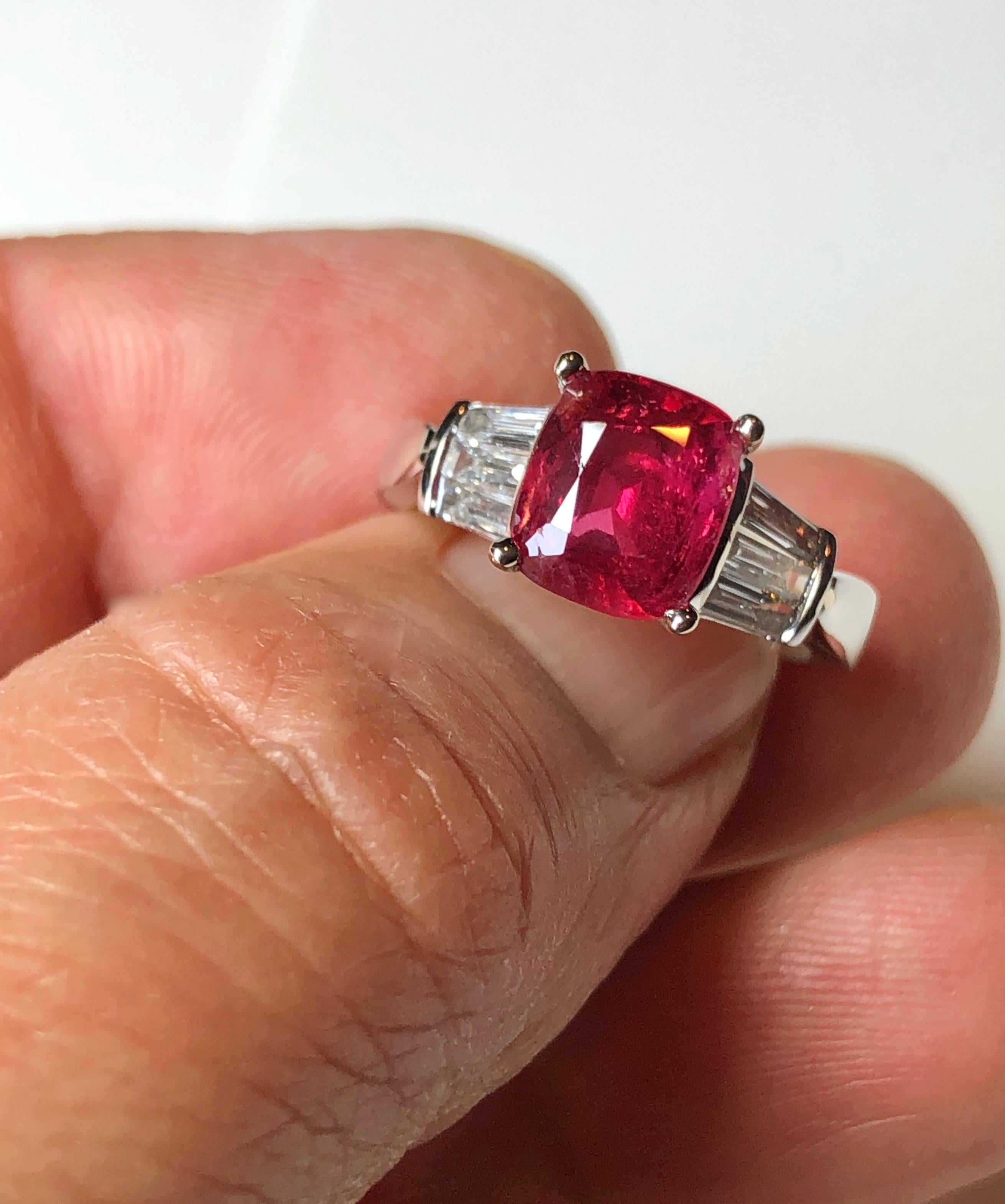 Cushion Cut Certified Red Spinel, Burma No Heat & Diamond Cocktail Ring 18 Karat Gold For Sale