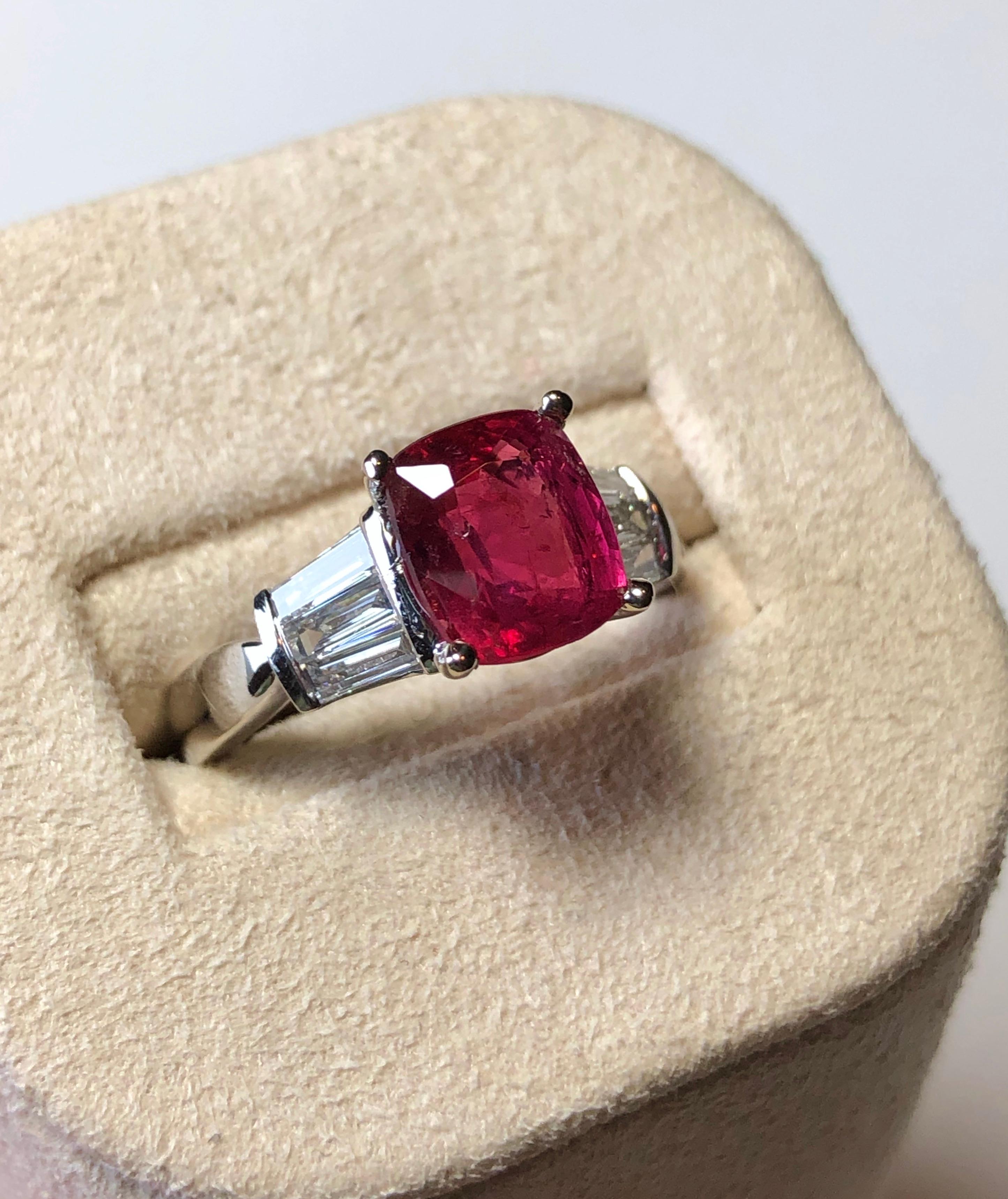 Certified Red Spinel and Diamond Cocktail Ring 18 Karat Gold For Sale 1