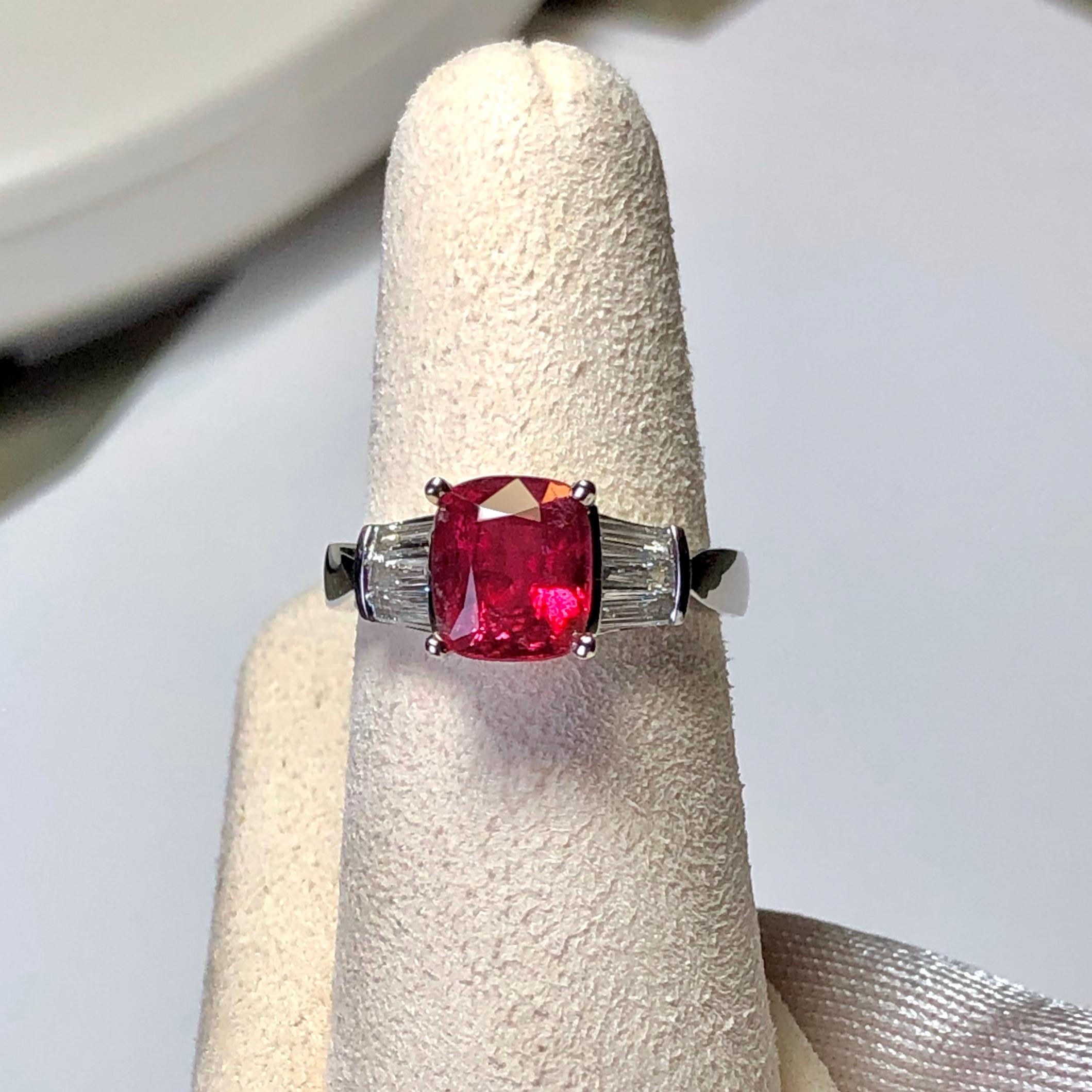 Cushion Cut Certified Red Spinel and Diamond Cocktail Ring 18 Karat Gold For Sale