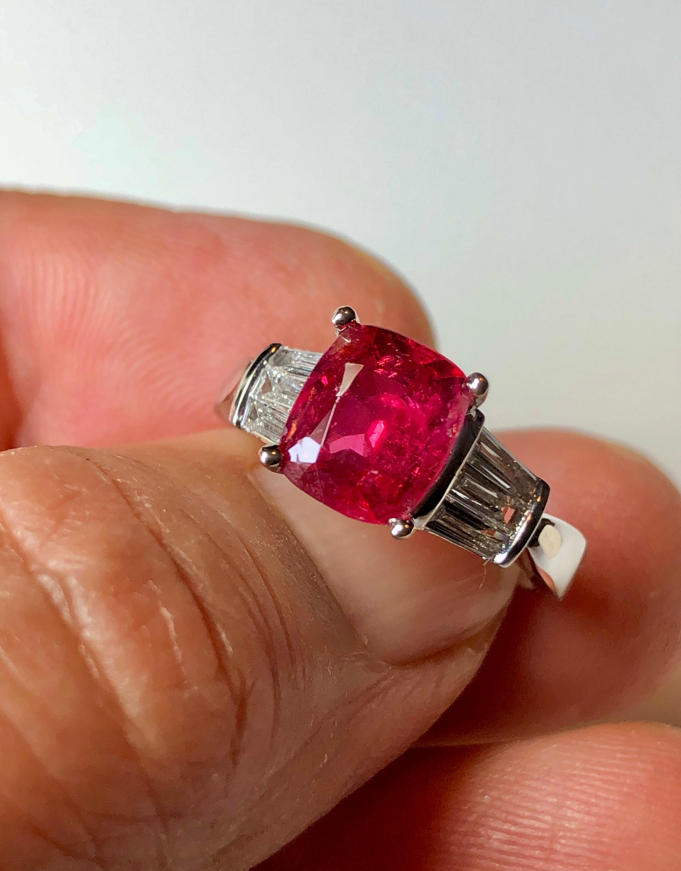 Certified Red Spinel, Burma No Heat & Diamond Cocktail Ring 18 Karat Gold For Sale 4