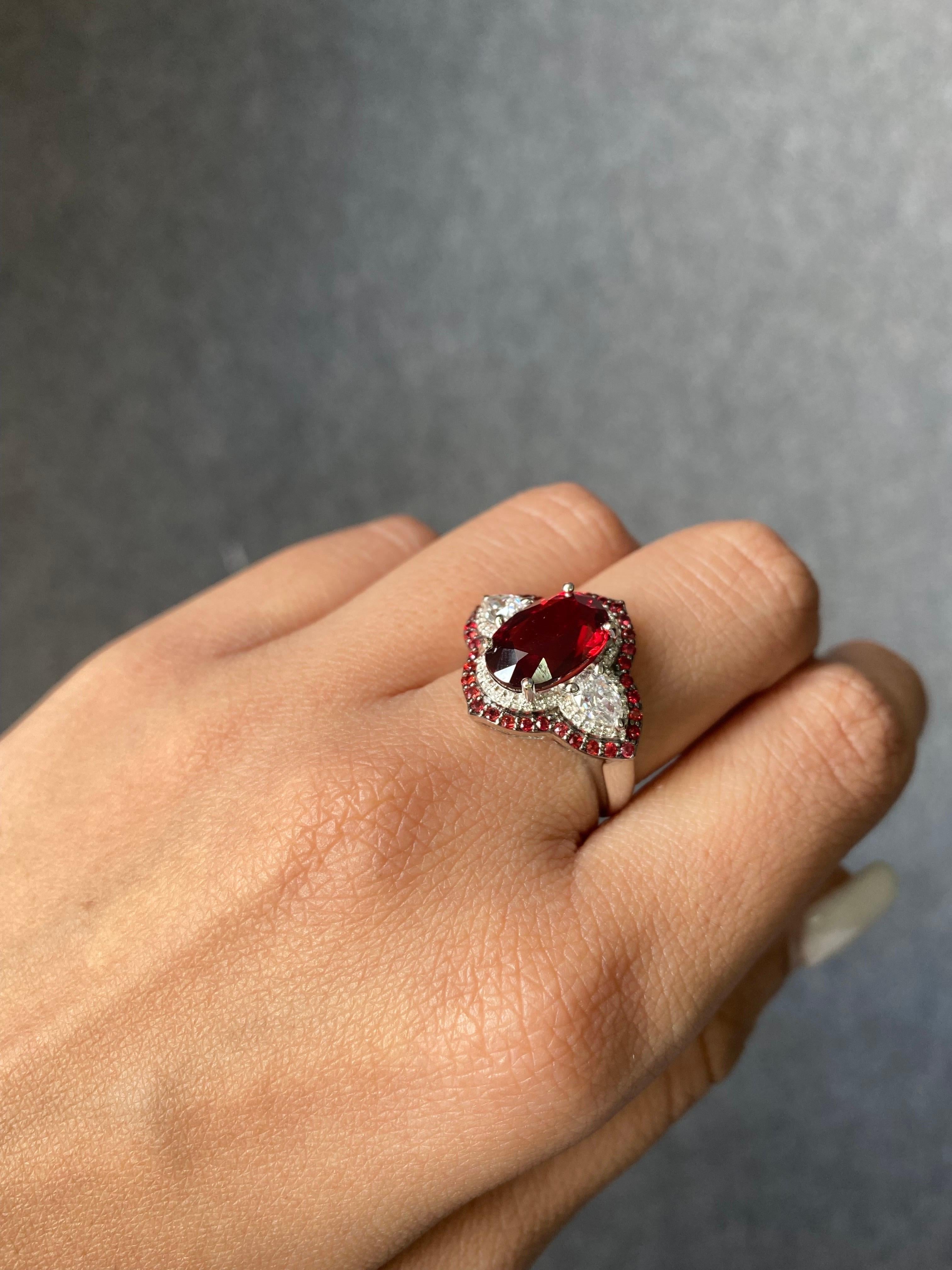 Magnifique bague de fiançailles composée d'un spinelle rouge naturel de 4,18 carats, d'un saphir orange rond de 0,34 carat et d'un diamant incolore de qualité VS en forme de poire de 0,62 carat. La pierre centrale est propre à la loupe, absolument