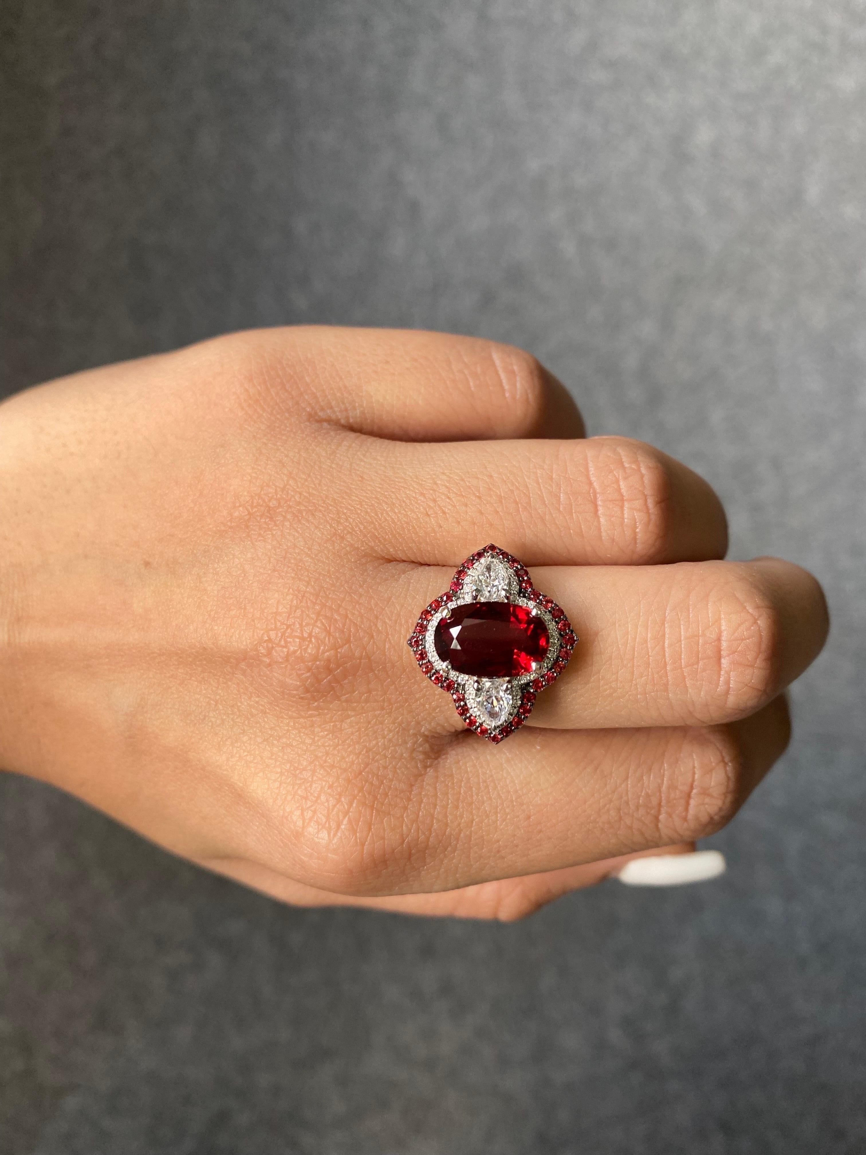 Taille ovale Bague de fiançailles à trois pierres en spinelle rouge certifiée et diamant en vente