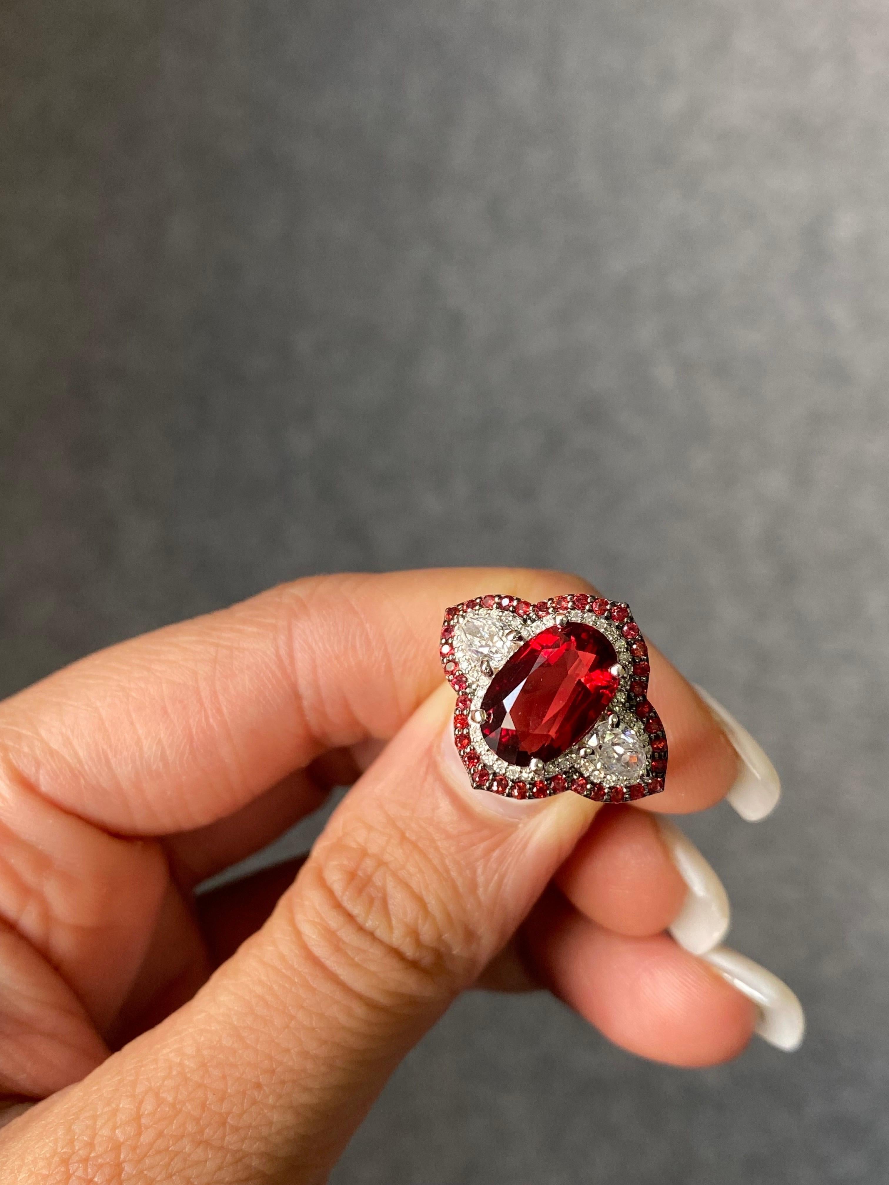 Bague de fiançailles à trois pierres en spinelle rouge certifiée et diamant Neuf - En vente à Bangkok, Thailand