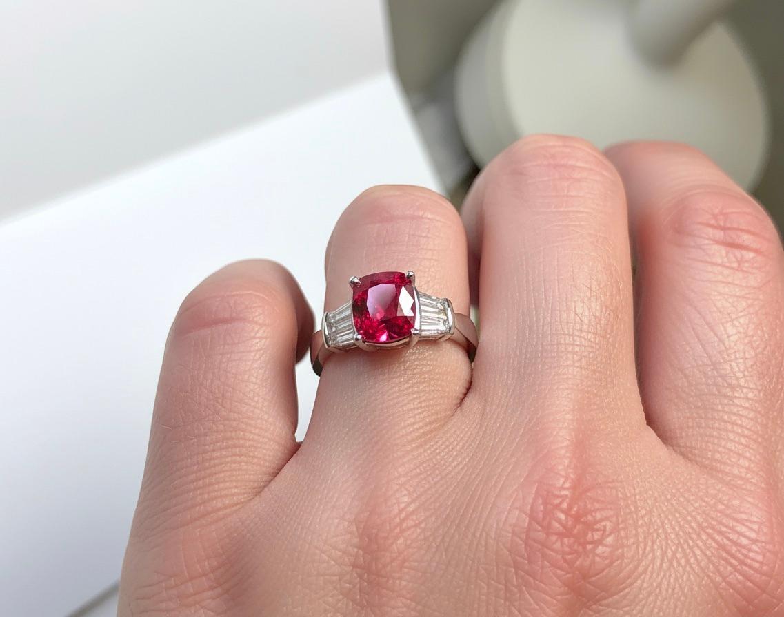 Spinello rosso certificato, Burma No Heat e anello cocktail con diamante in oro 18 carati in vendita 6