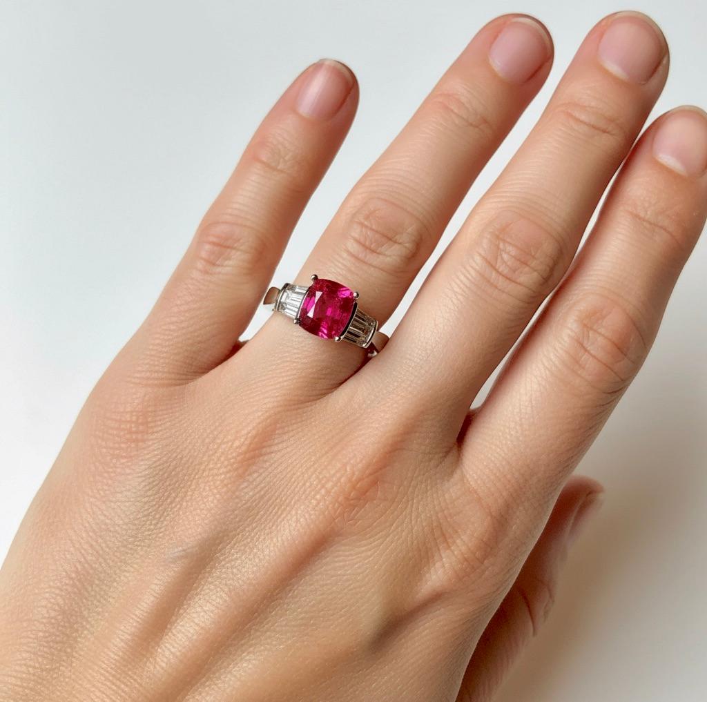 Contemporaneo Spinello rosso certificato, Burma No Heat e anello cocktail con diamante in oro 18 carati in vendita