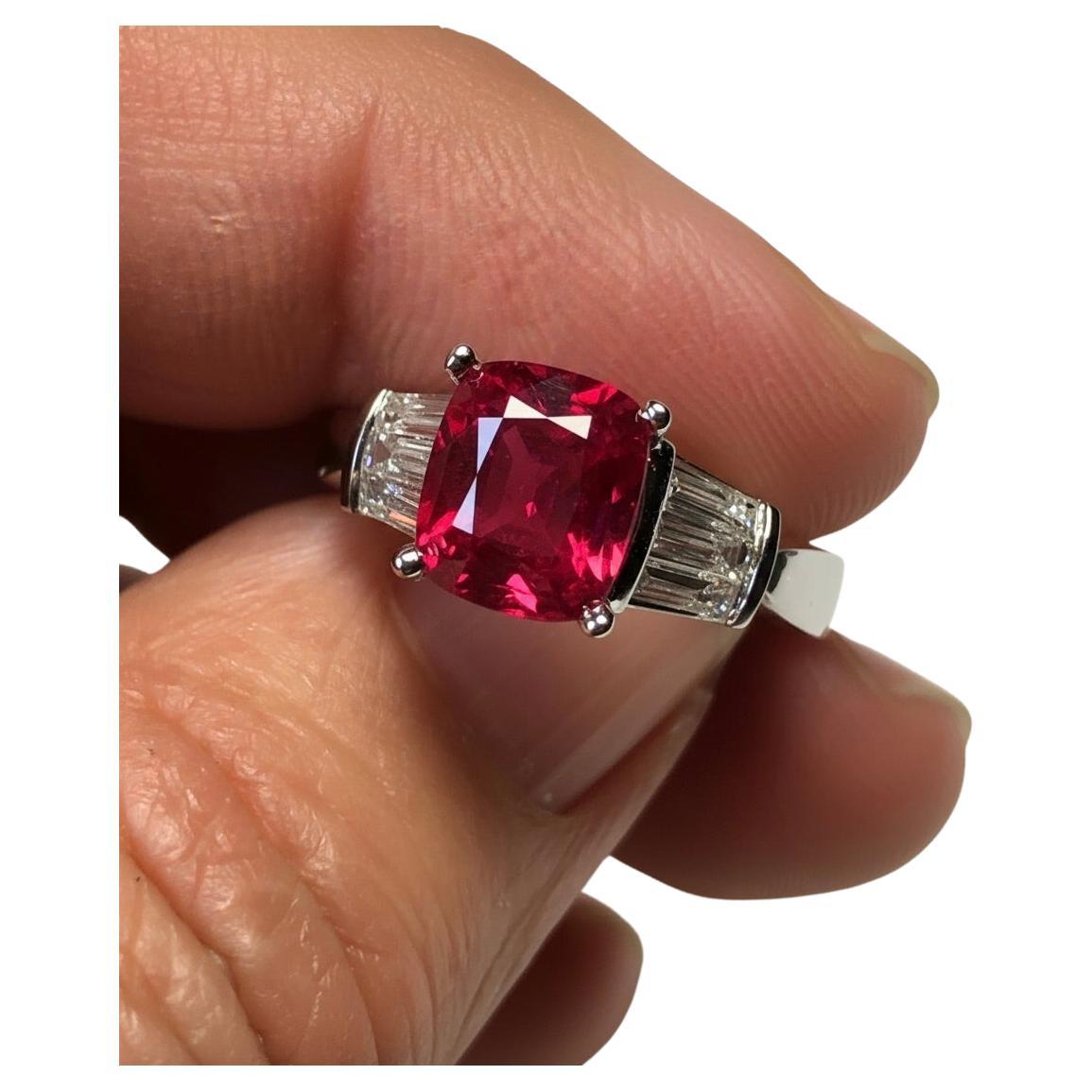 Zertifizierter roter Spinell, Burma No Heat
Diamant Cocktail Ring 18 Karat Gold