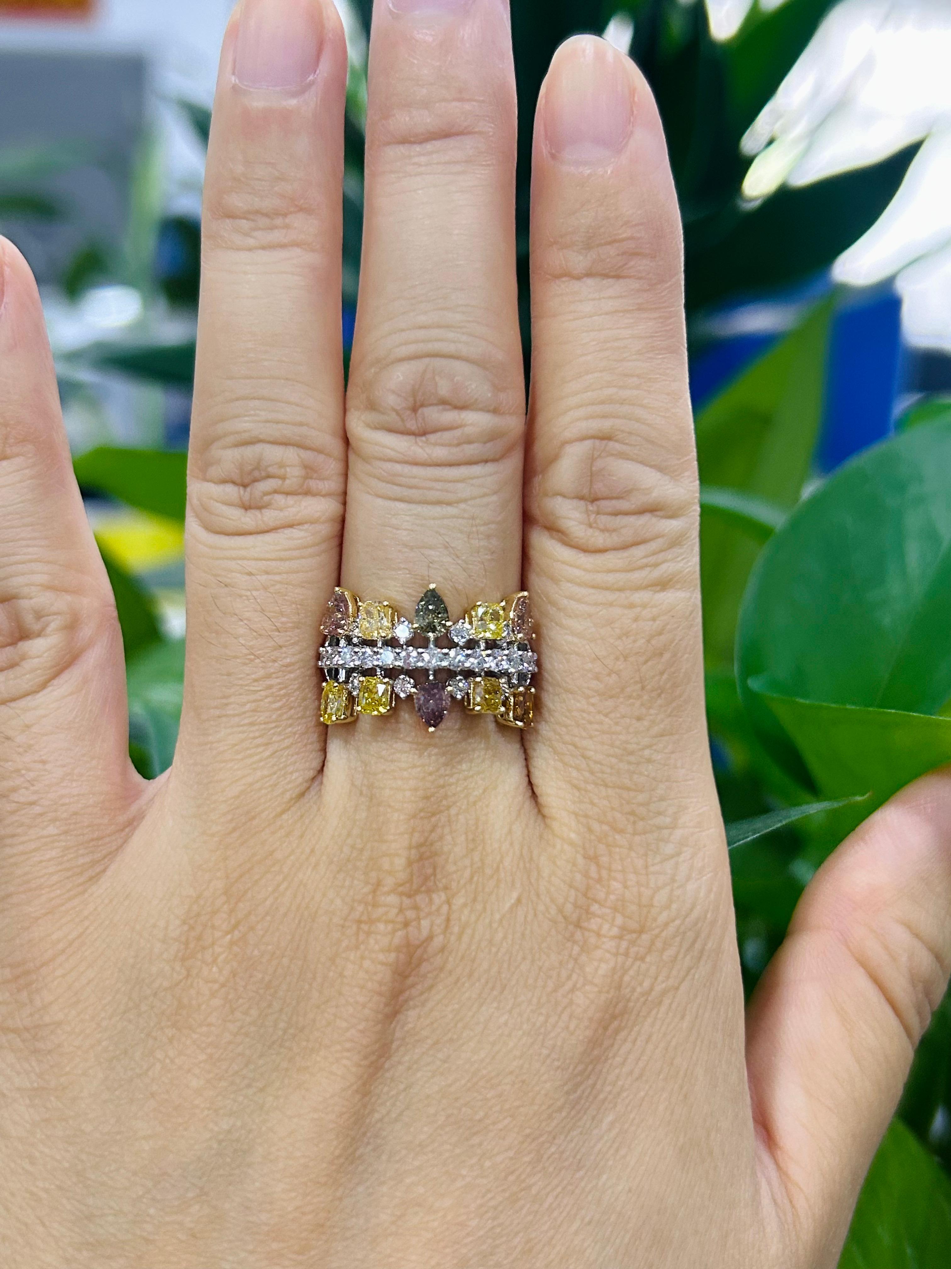 Contemporaneo Anello certificato con diamanti naturali colorati e diamanti bianchi in oro 18 carati in vendita