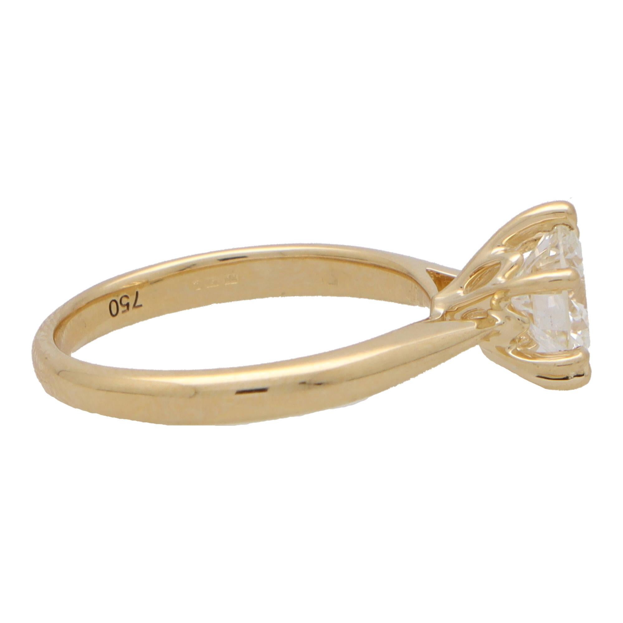 Certified Round Brilliant Cut Diamond Solitaire Ring in 18k Yellow Gold In New Condition For Sale In London, GB