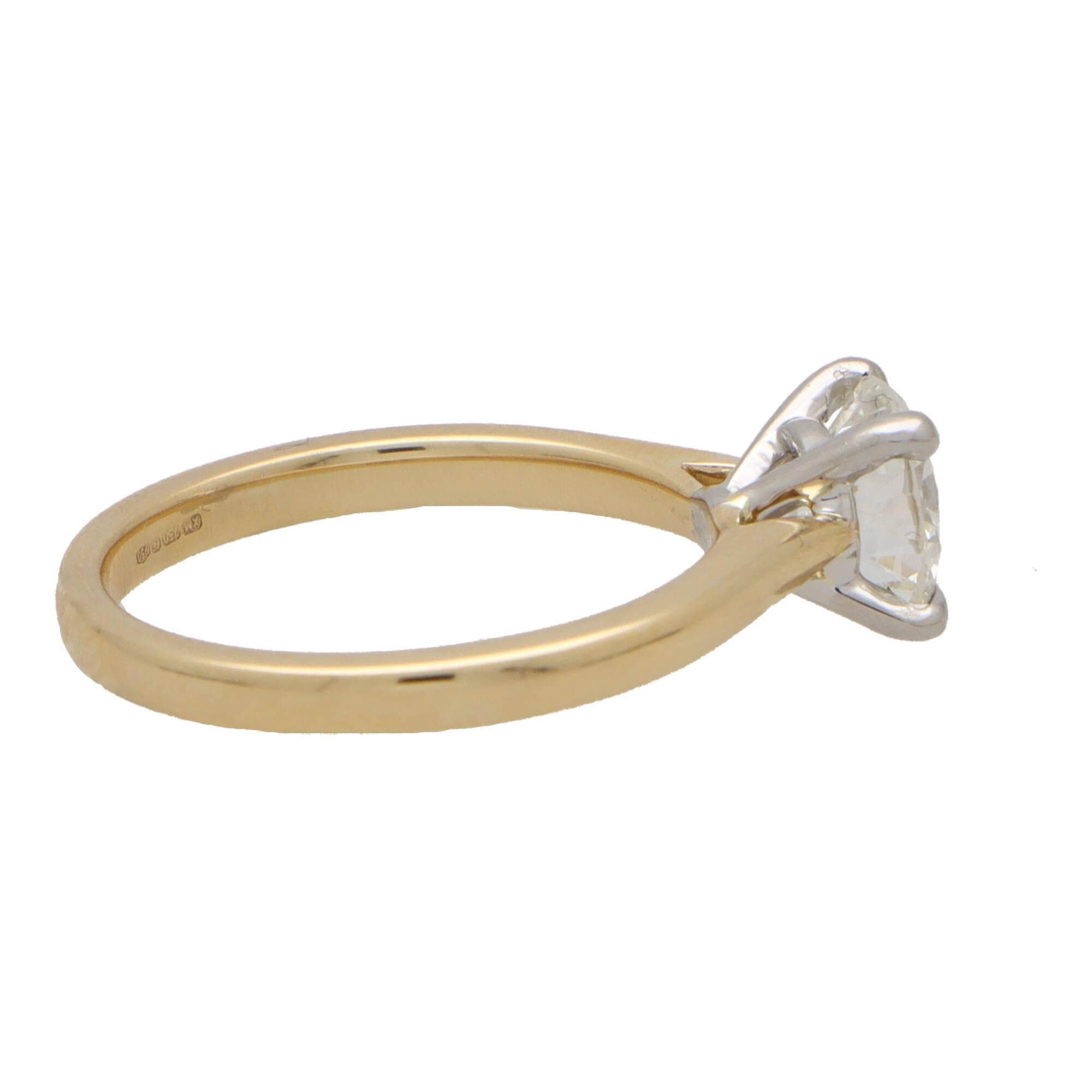  Solitär-Ring aus Platin und Gold mit zertifiziertem rundem Diamanten im Brillantschliff (Moderne) im Angebot