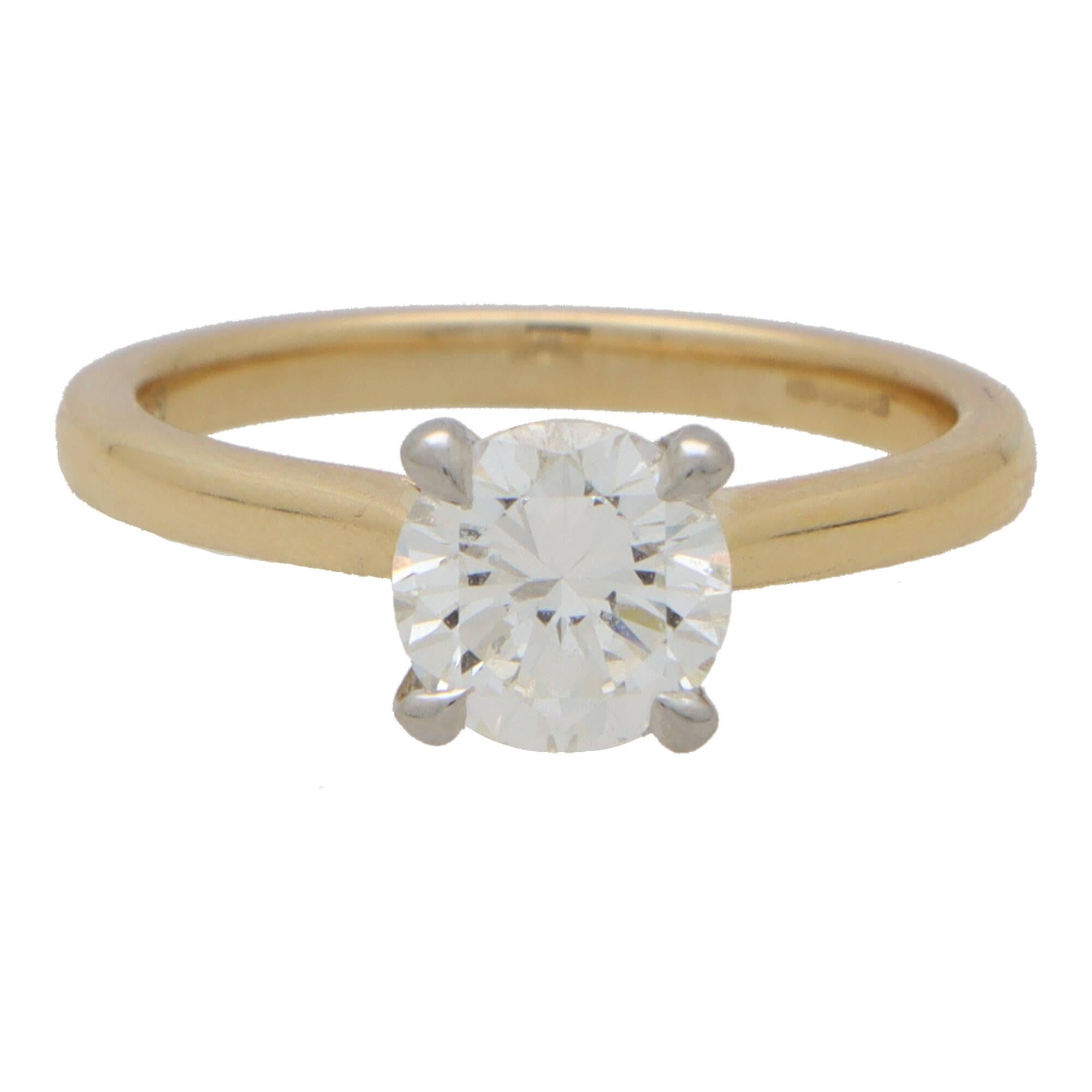  Solitär-Ring aus Platin und Gold mit zertifiziertem rundem Diamanten im Brillantschliff (Rundschliff) im Angebot