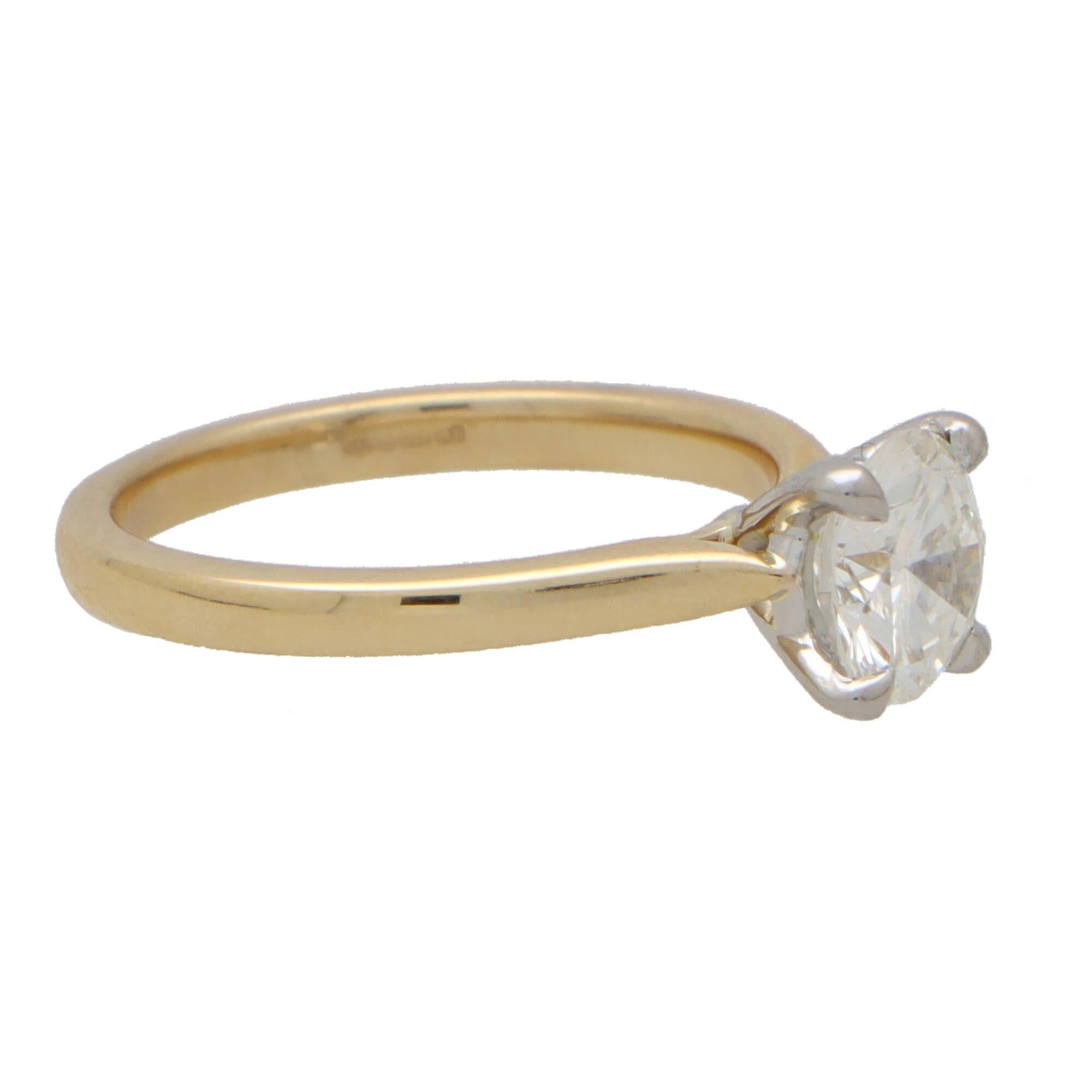  Solitär-Ring aus Platin und Gold mit zertifiziertem rundem Diamanten im Brillantschliff im Zustand „Neu“ im Angebot in London, GB