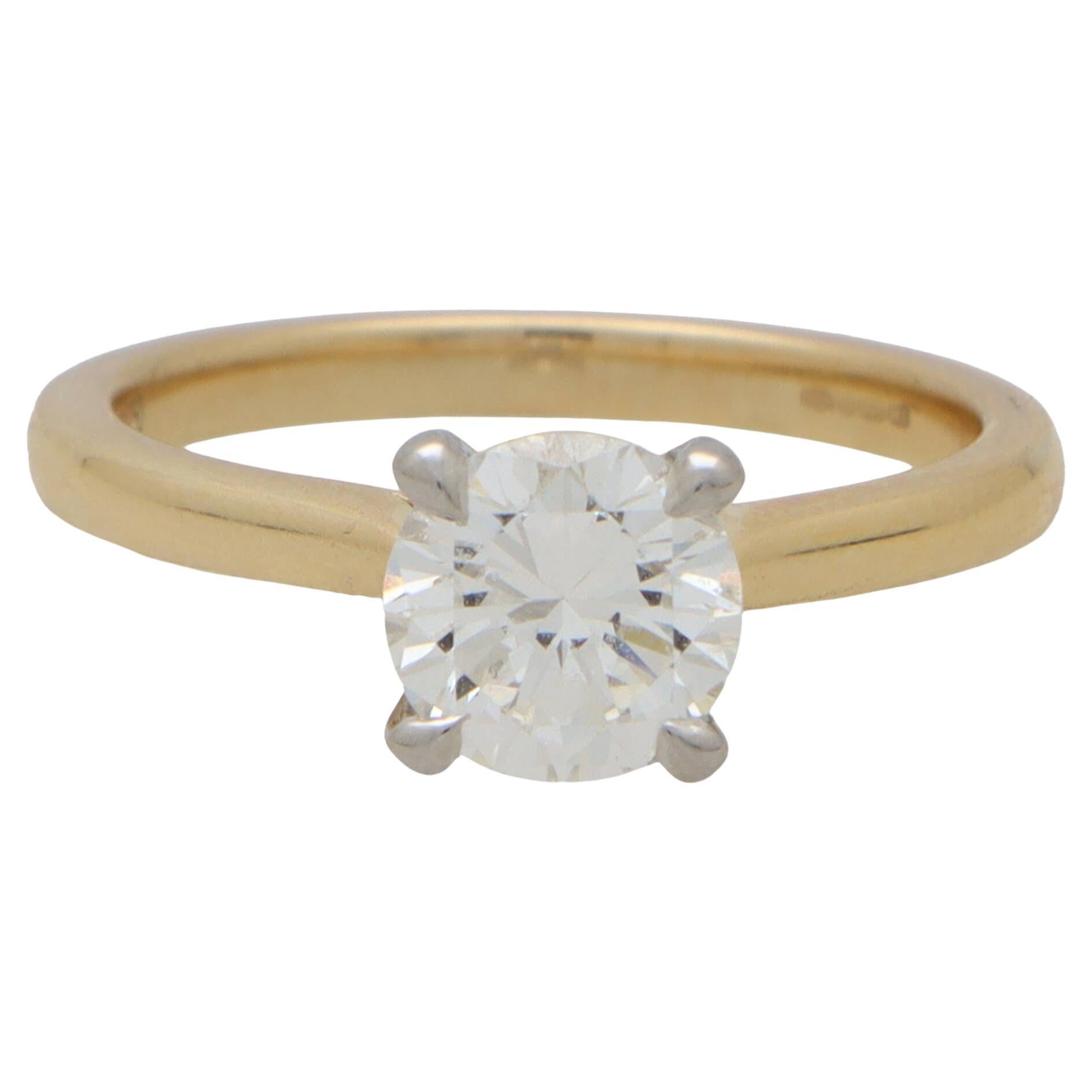  Solitär-Ring aus Platin und Gold mit zertifiziertem rundem Diamanten im Brillantschliff im Angebot